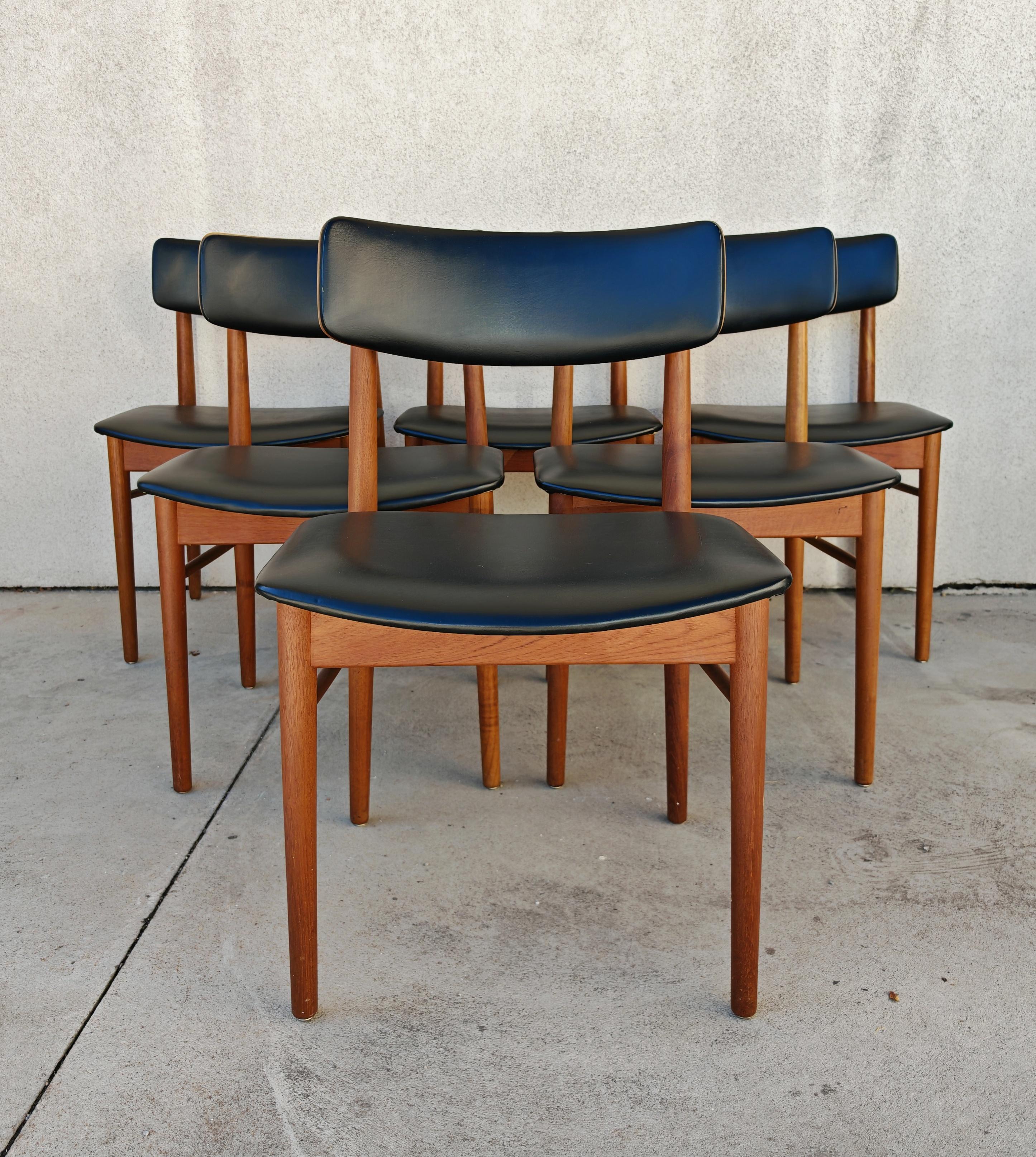 Mid-Century moderno Set di 6 sedie da pranzo del Mid Century  in teak e vinile, disegnata da Sven Chrobat in vendita