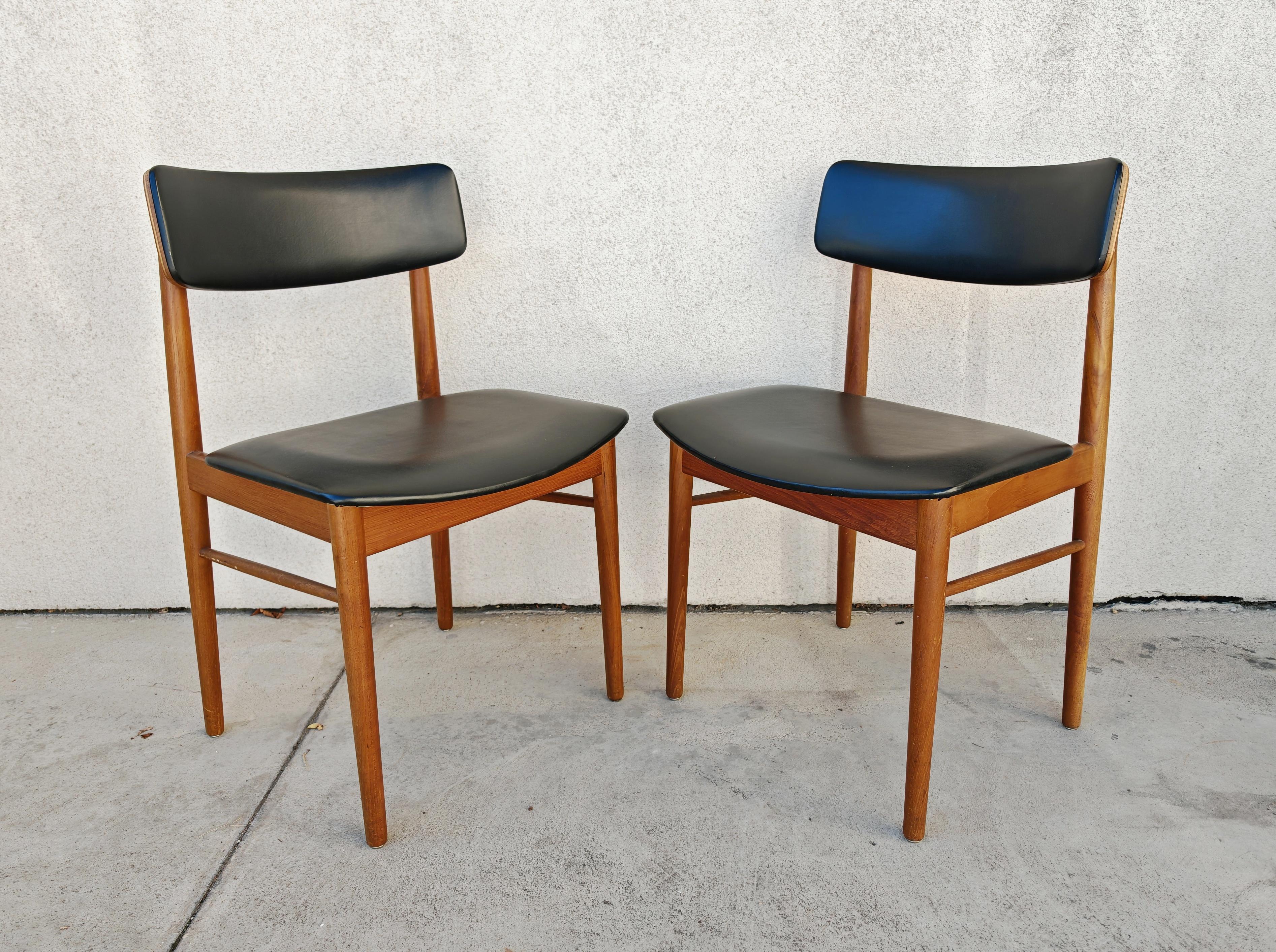 Set di 6 sedie da pranzo del Mid Century  in teak e vinile, disegnata da Sven Chrobat In condizioni buone in vendita a Beograd, RS