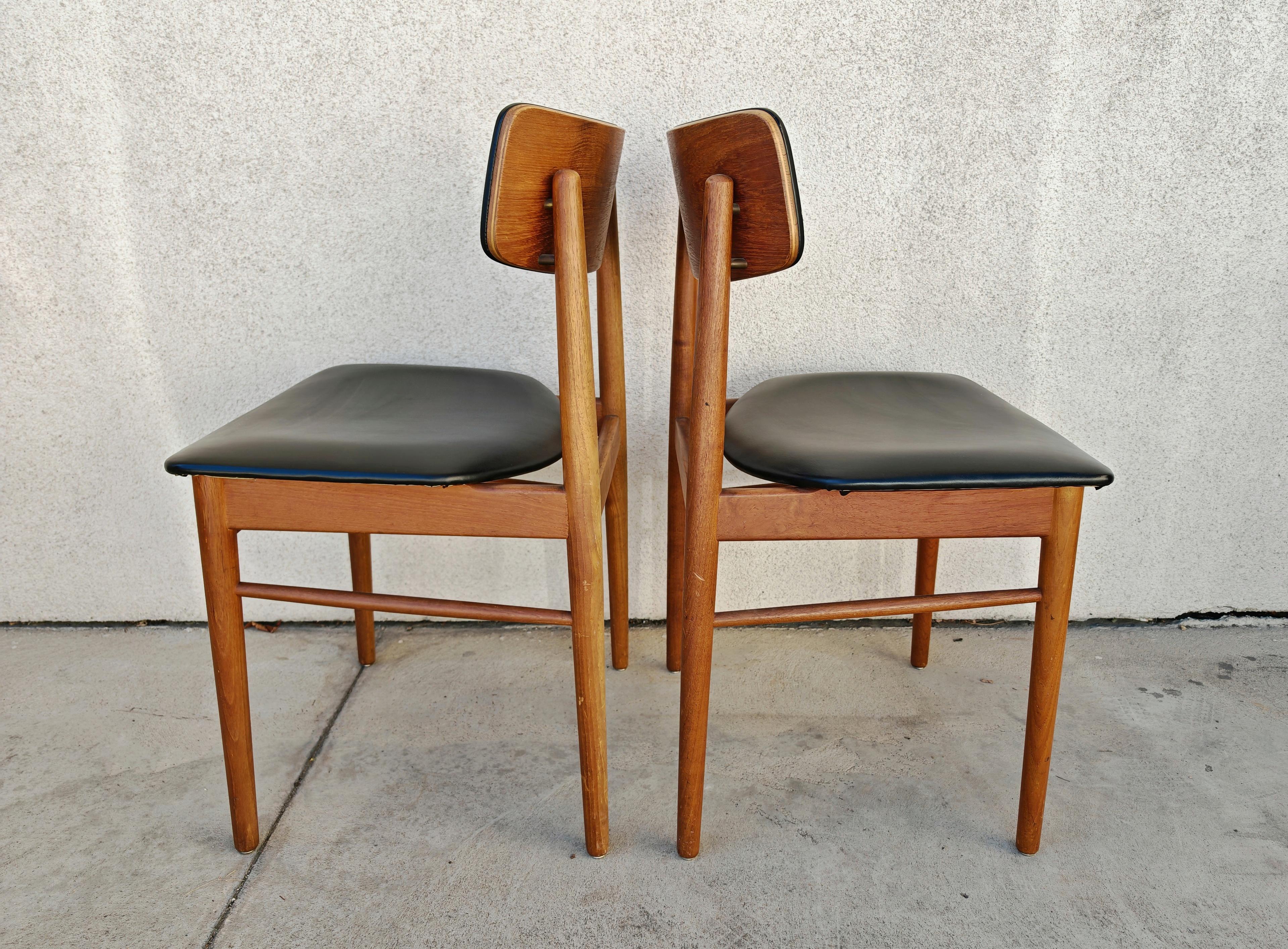 Metà XX secolo Set di 6 sedie da pranzo del Mid Century  in teak e vinile, disegnata da Sven Chrobat in vendita