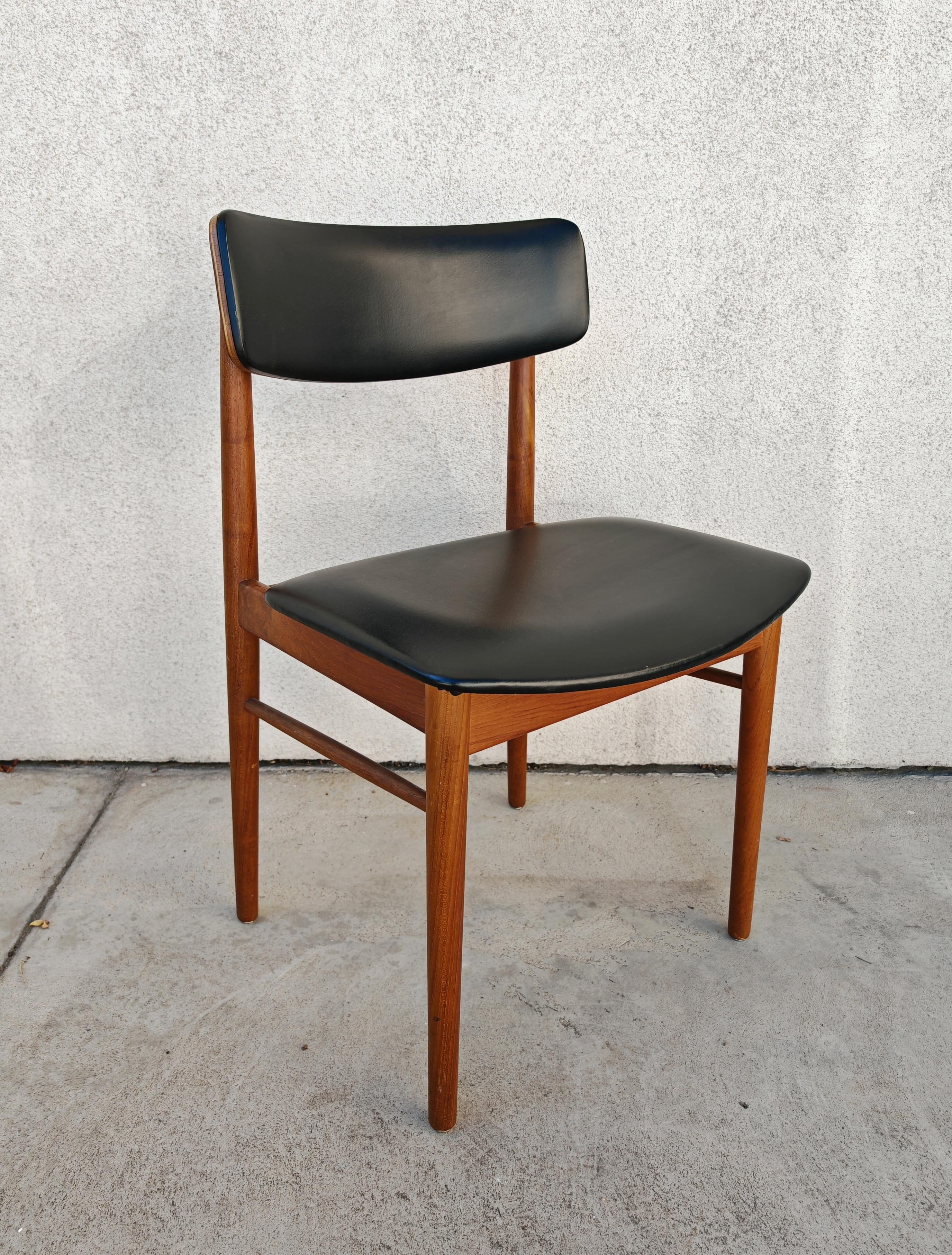 Materiale sintetico Set di 6 sedie da pranzo del Mid Century  in teak e vinile, disegnata da Sven Chrobat in vendita