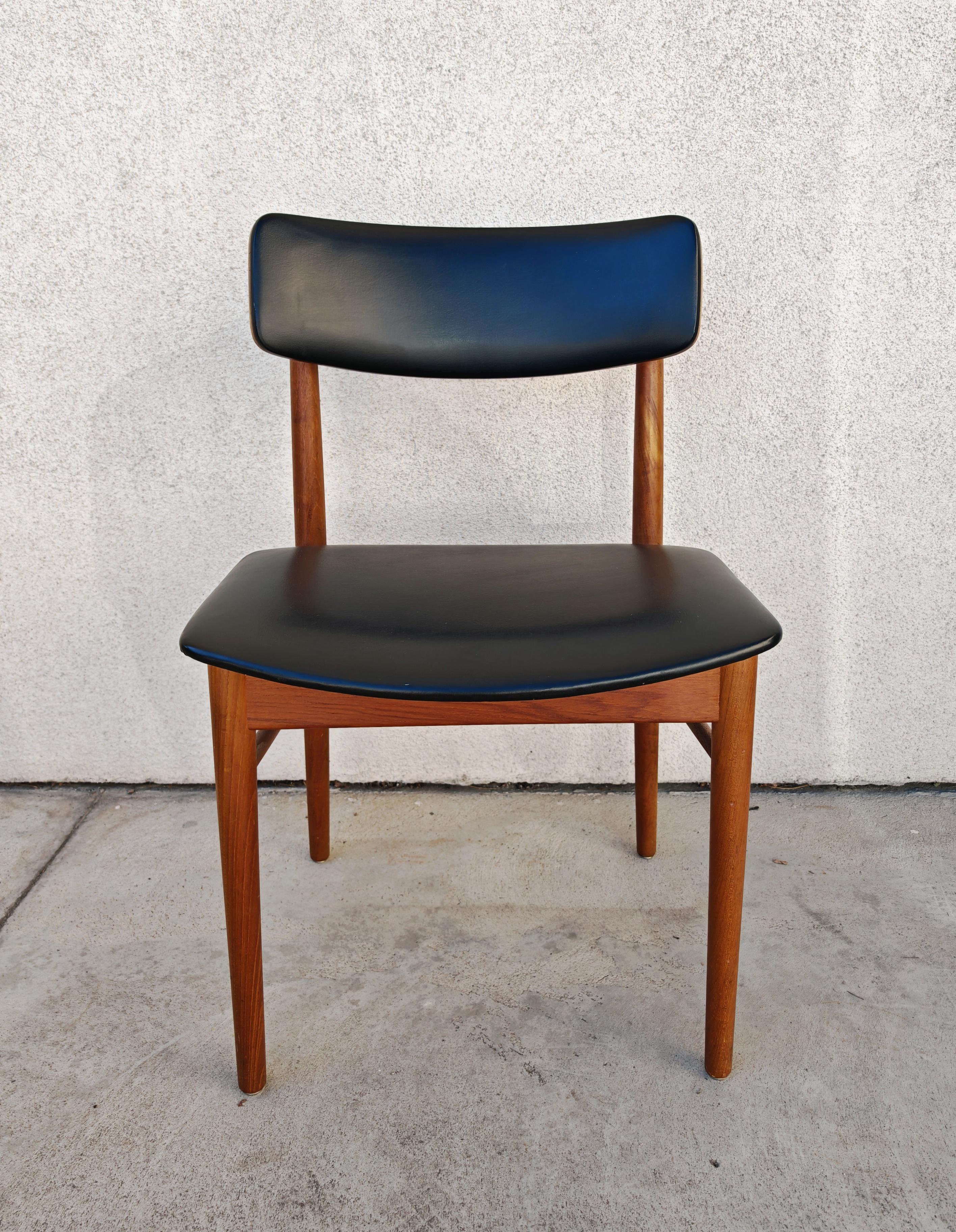 Set di 6 sedie da pranzo del Mid Century  in teak e vinile, disegnata da Sven Chrobat in vendita 1