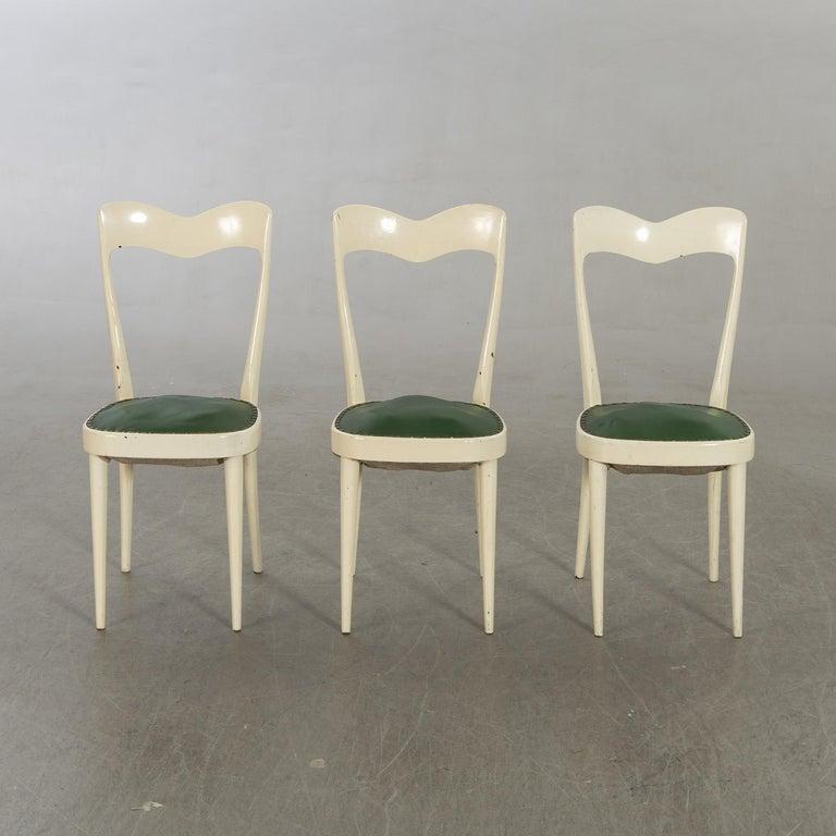 Juego de 6 sillas, asientos pintados de verde
Verde, asiento fijo con muelles que necesitan recuperarse, ya que tienen materiales originales. 
altura del asiento 19 pulg. 

La pintura tiene desconchones y rozaduras, pero en nuestra opinión les añade