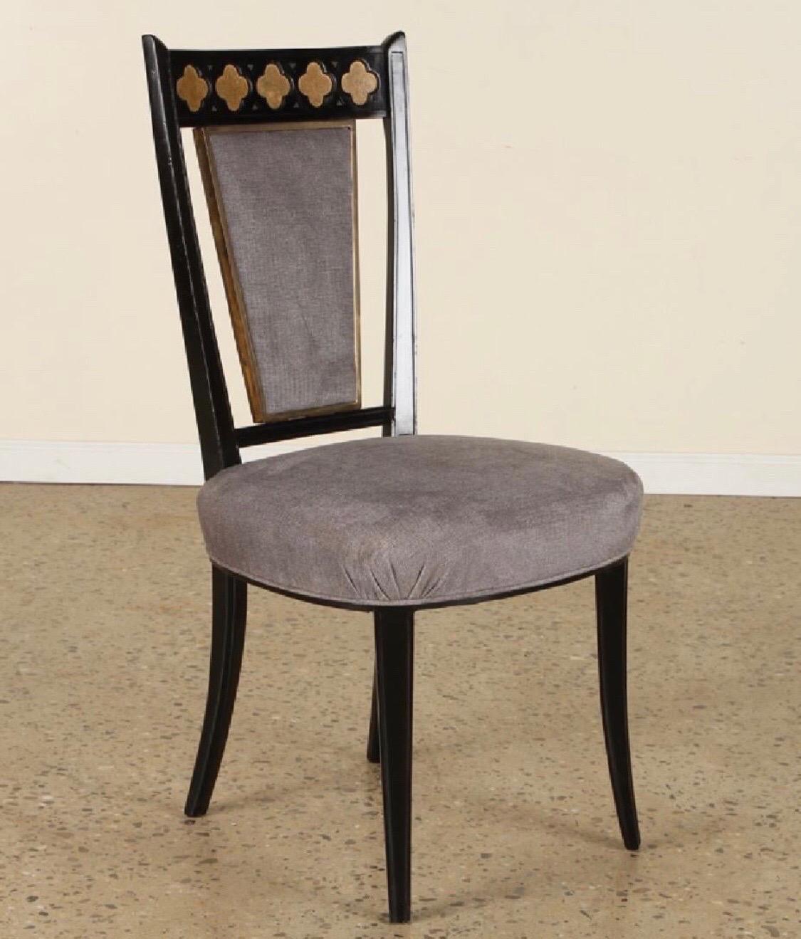 Ensemble de 6 chaises de salle à manger en ébénisterie du milieu du siècle dernier, à décor bronzé, dans une tapisserie grise récente. 


  