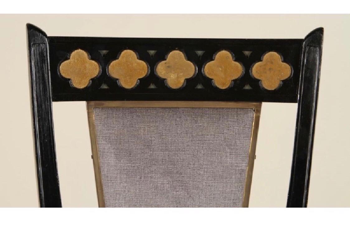 Set di 6 sedie da pranzo ebanizzate del Medioevo con decorazioni in bronzo In condizioni buone in vendita a Richmond, VA