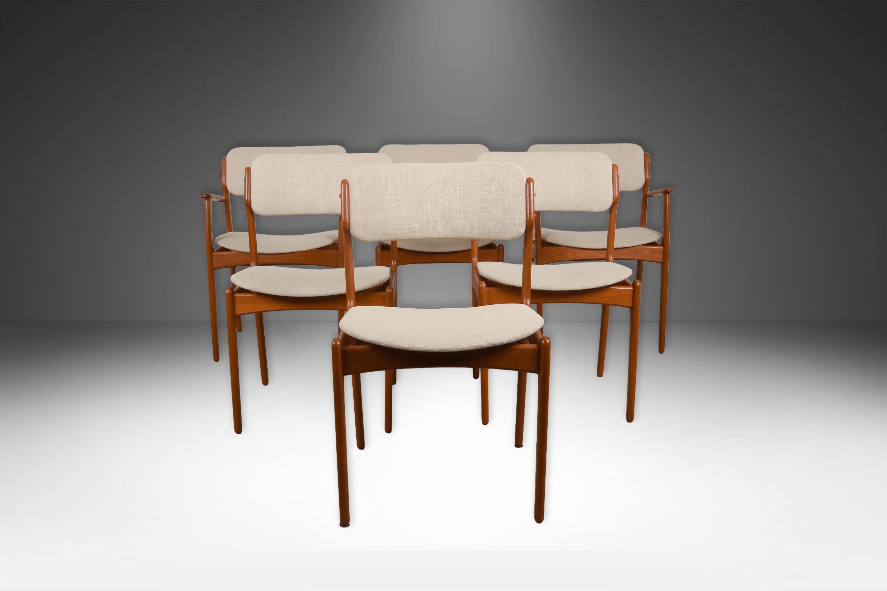 Un eccezionale set di sei bellissime sedie da pranzo in teak della metà del secolo, modello #49 e 50, realizzate dal designer scandinavo Erik Buch per O.D. AM Mobler AS, circa anni '60. L'estetica organica e funzionale di Buch è messa in mostra in