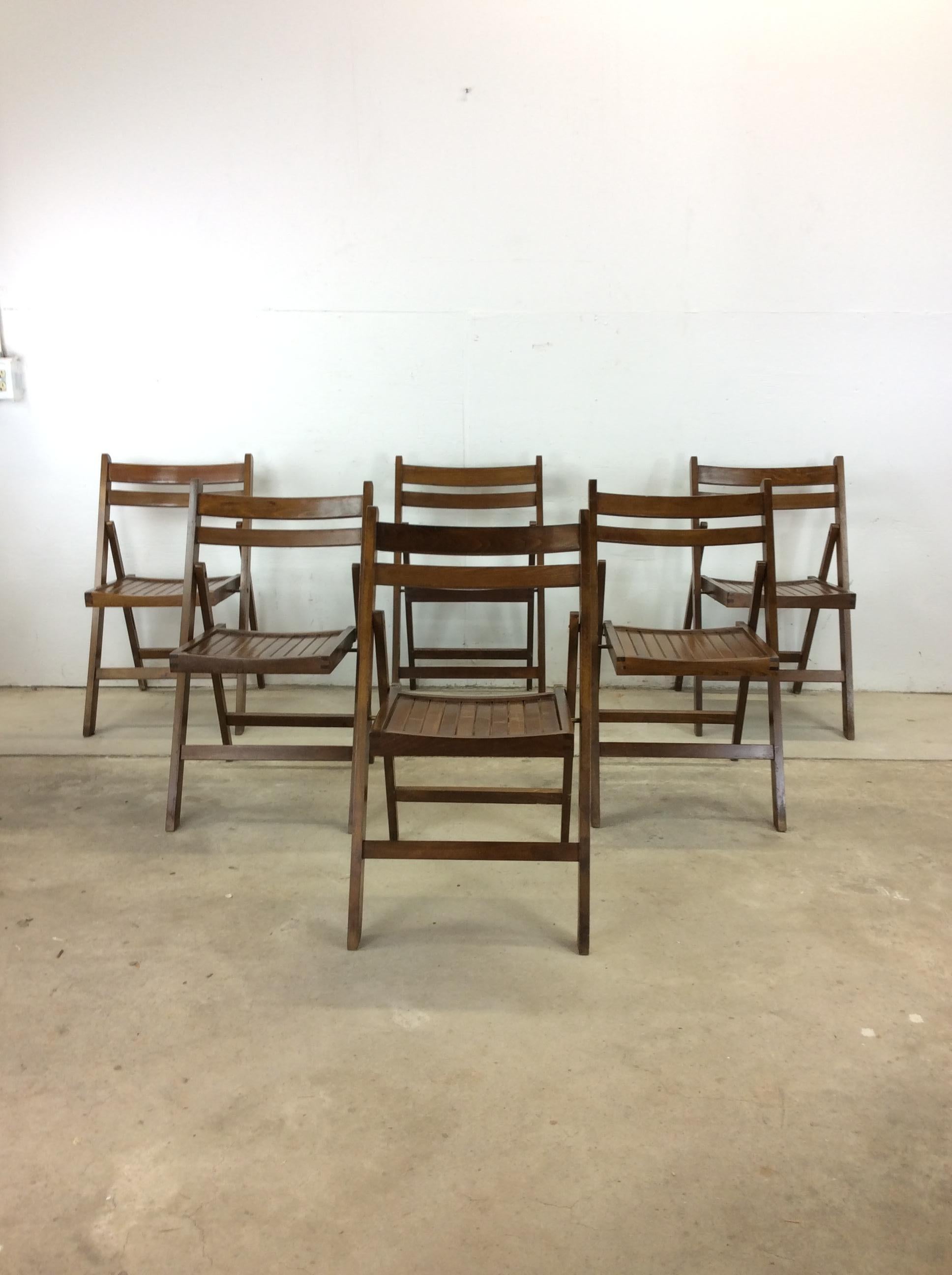 Cet ensemble de six chaises d'appoint du milieu du siècle se caractérise par une construction en bois dur, un design pliant avec un dossier en bois courbé, des sièges en bois à lattes et des pieds fuselés.u2028u2028Veuillez consulter nos autres