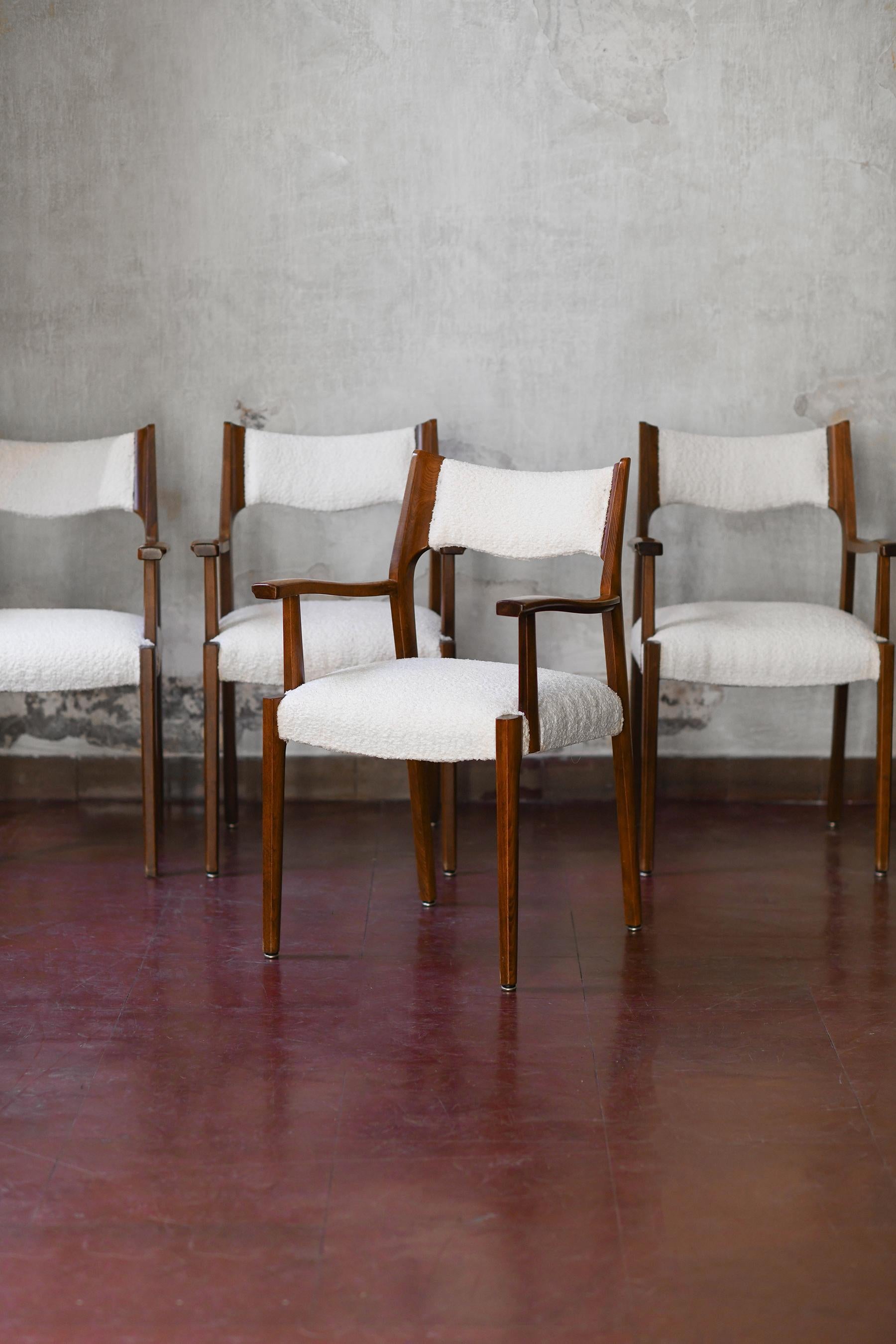 Set of 6 Mid-Century French armchairs.
Product details
Dimensions of the single chair: 52 L x 81 H x 51 D cm