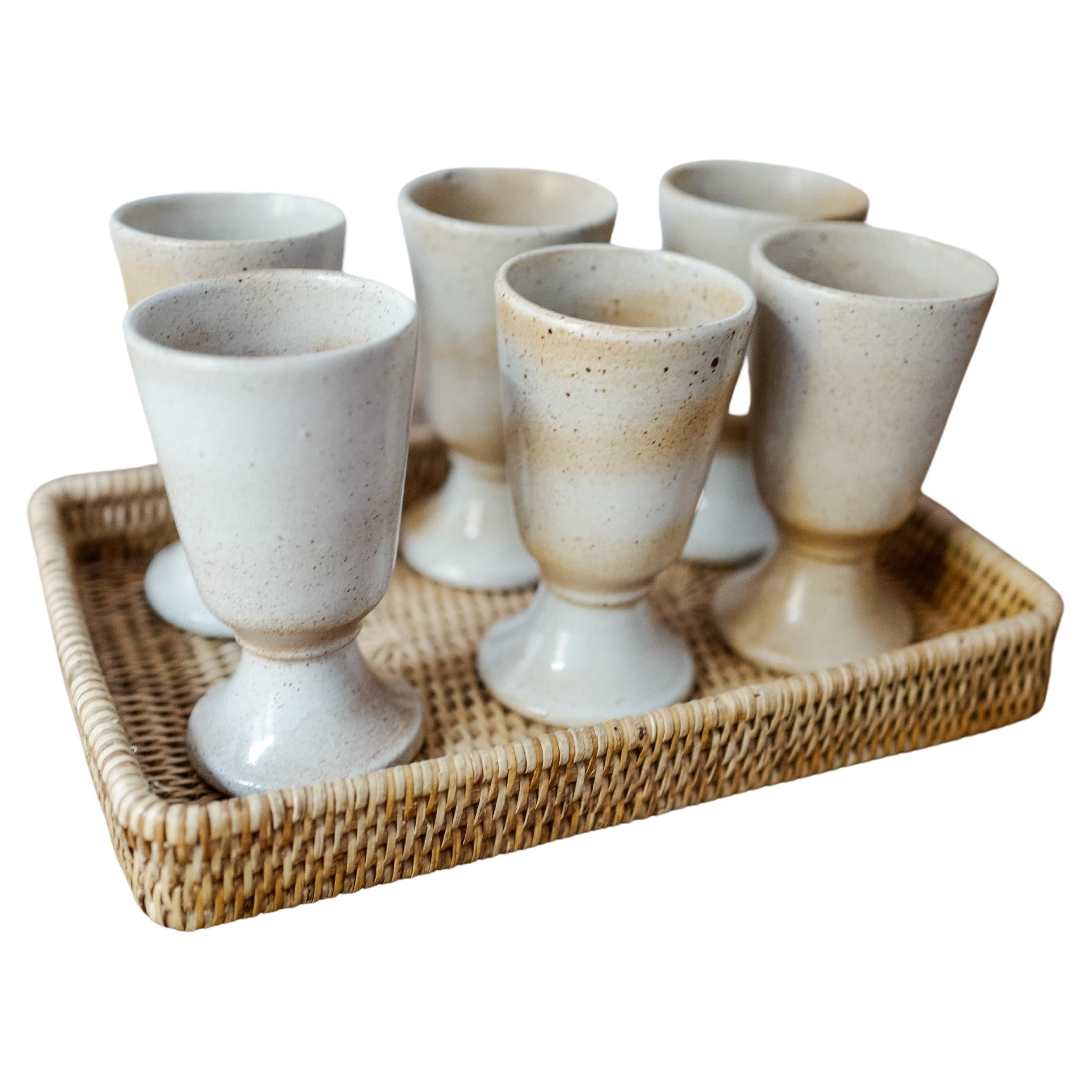 Juego de 6 vasos de loza provinciana francesa de mediados de siglo - Encanto rústico en venta