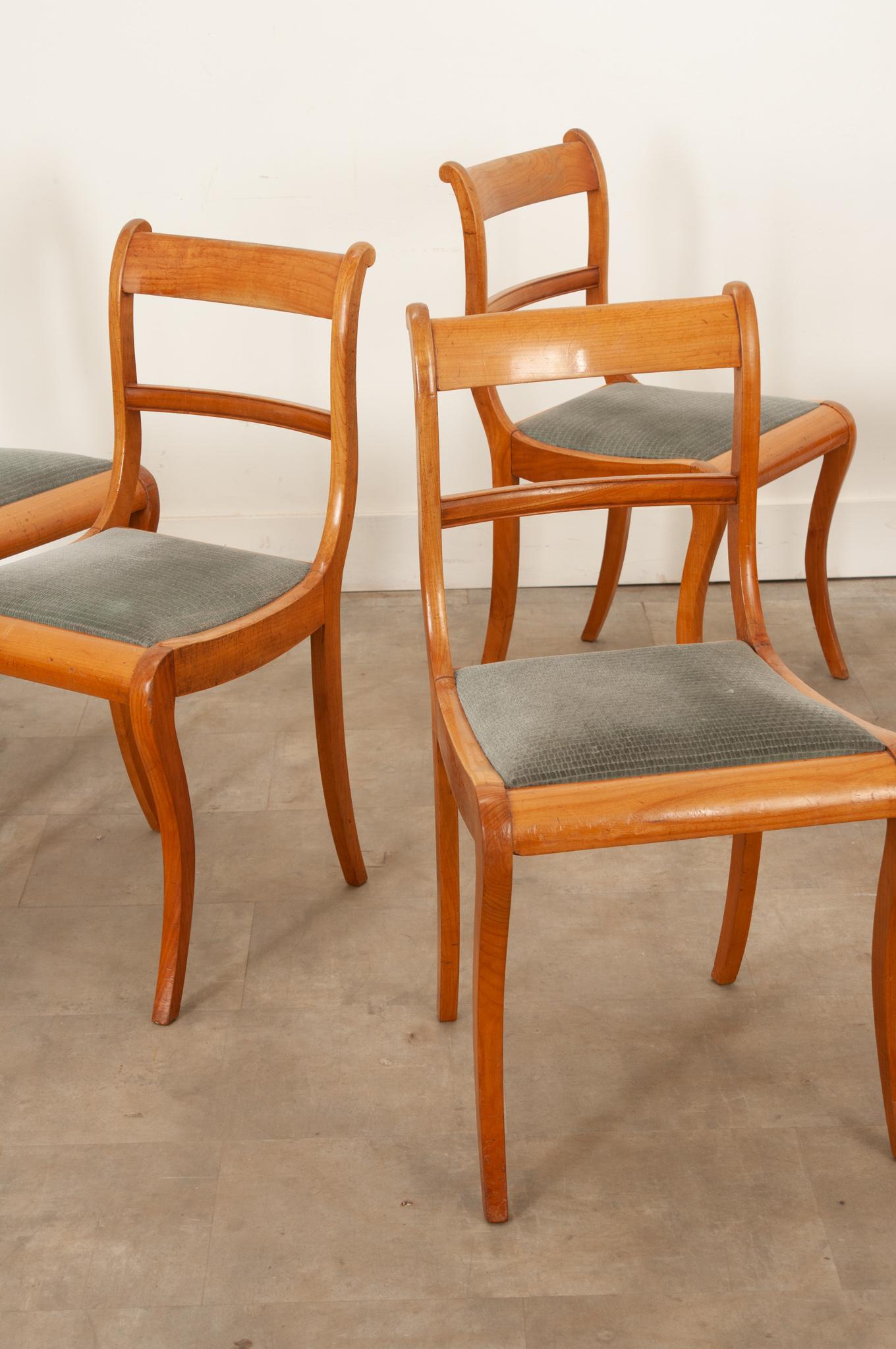 Ensemble de 6 chaises de salle à manger en bois fruitier du milieu du siècle dernier en vente 2