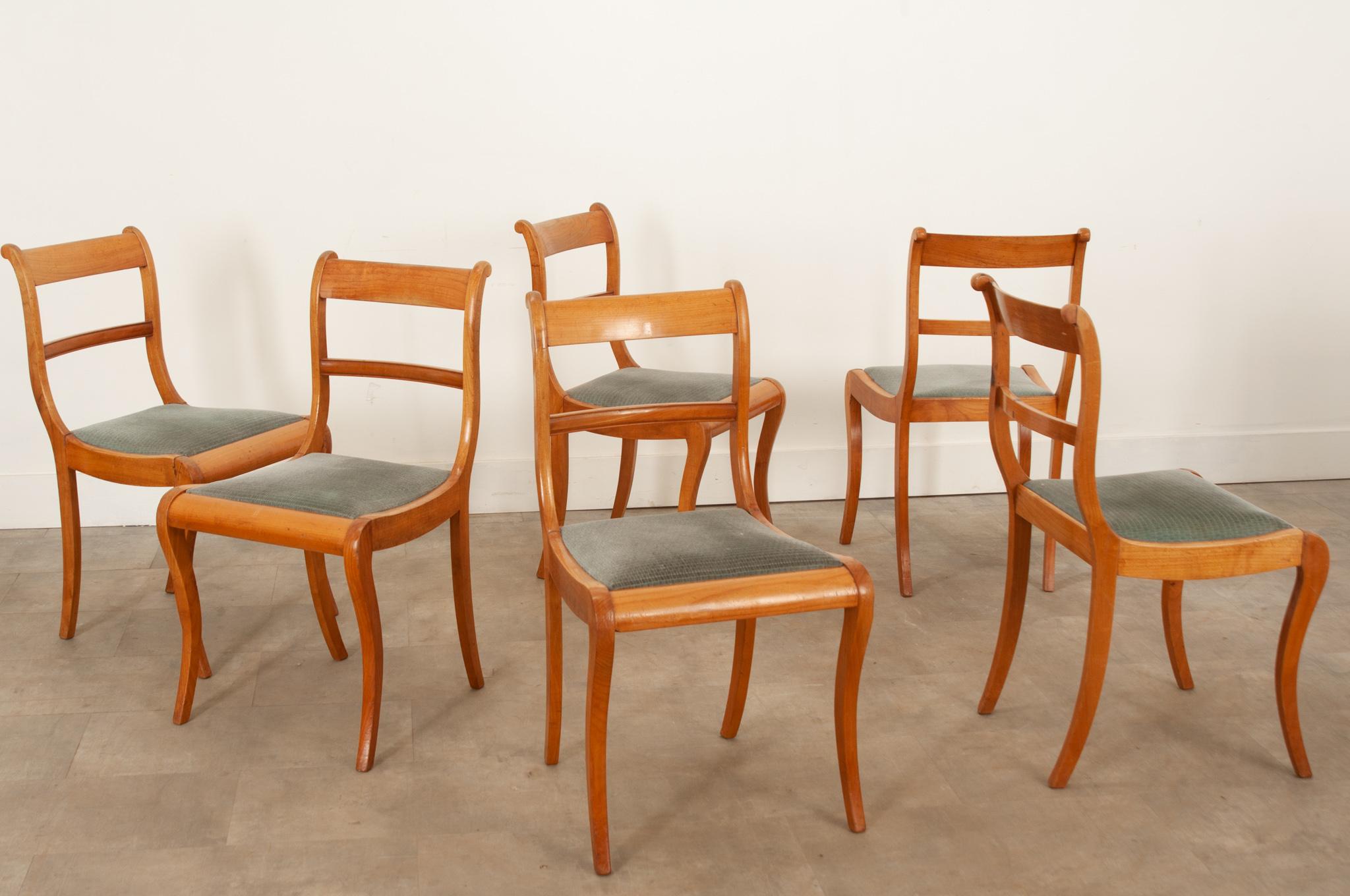 Ensemble de 6 chaises de salle à manger en bois fruitier du milieu du siècle dernier en vente 3