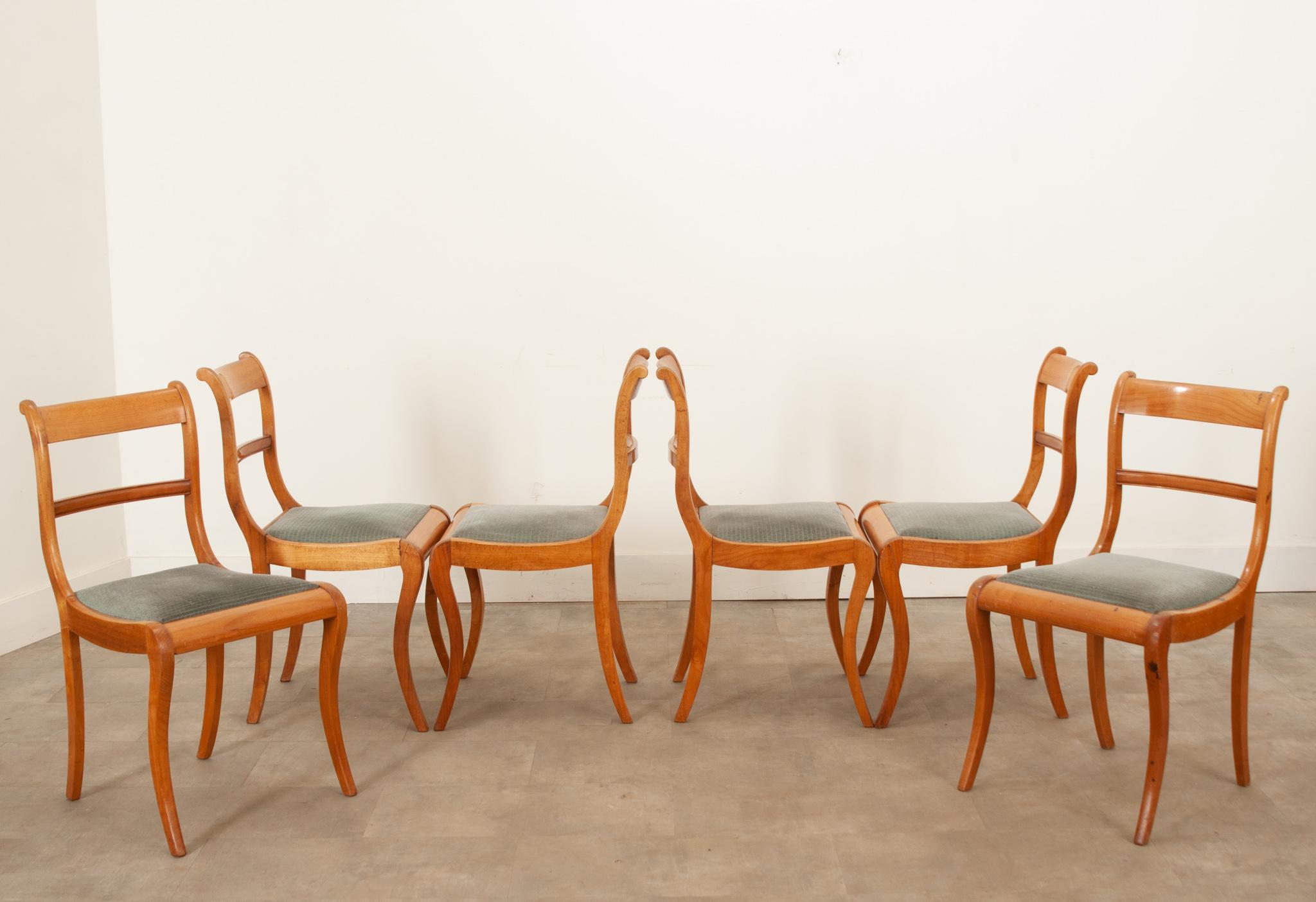 Ensemble de 6 chaises de salle à manger en bois fruitier du milieu du siècle dernier en vente 5