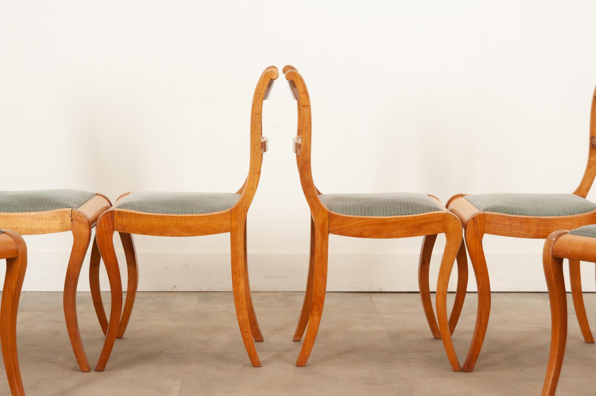 Ensemble de 6 chaises de salle à manger en bois fruitier du milieu du siècle dernier en vente 6