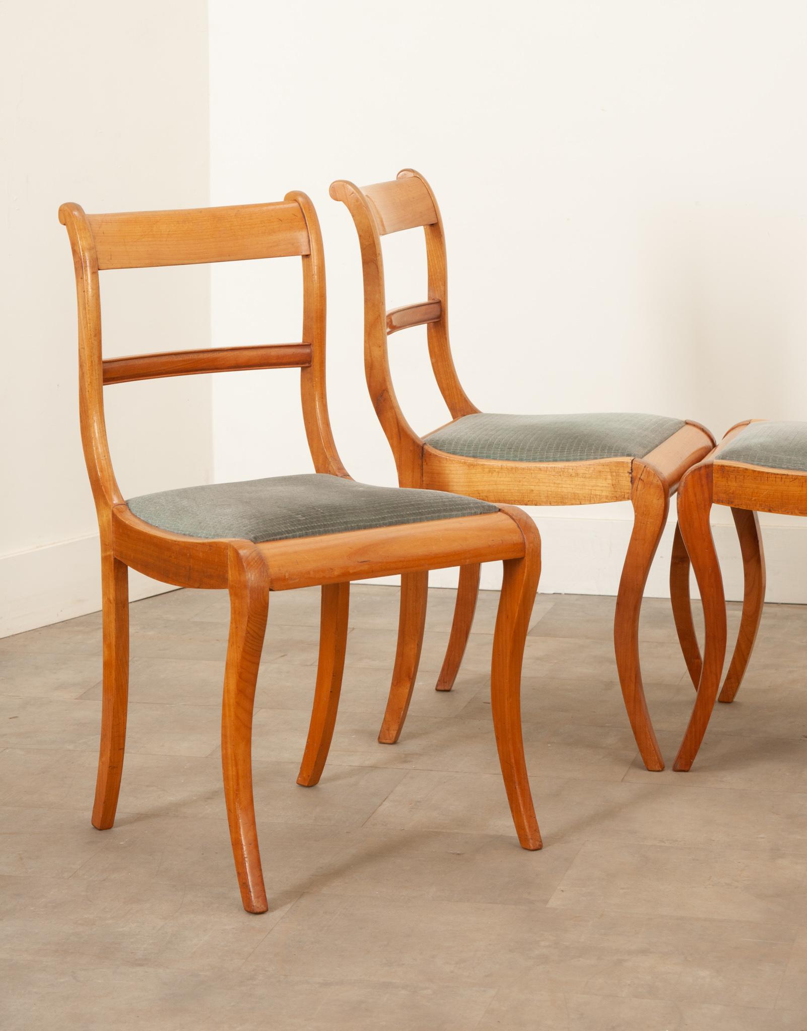 Ensemble de 6 chaises de salle à manger en bois fruitier du milieu du siècle dernier en vente 7