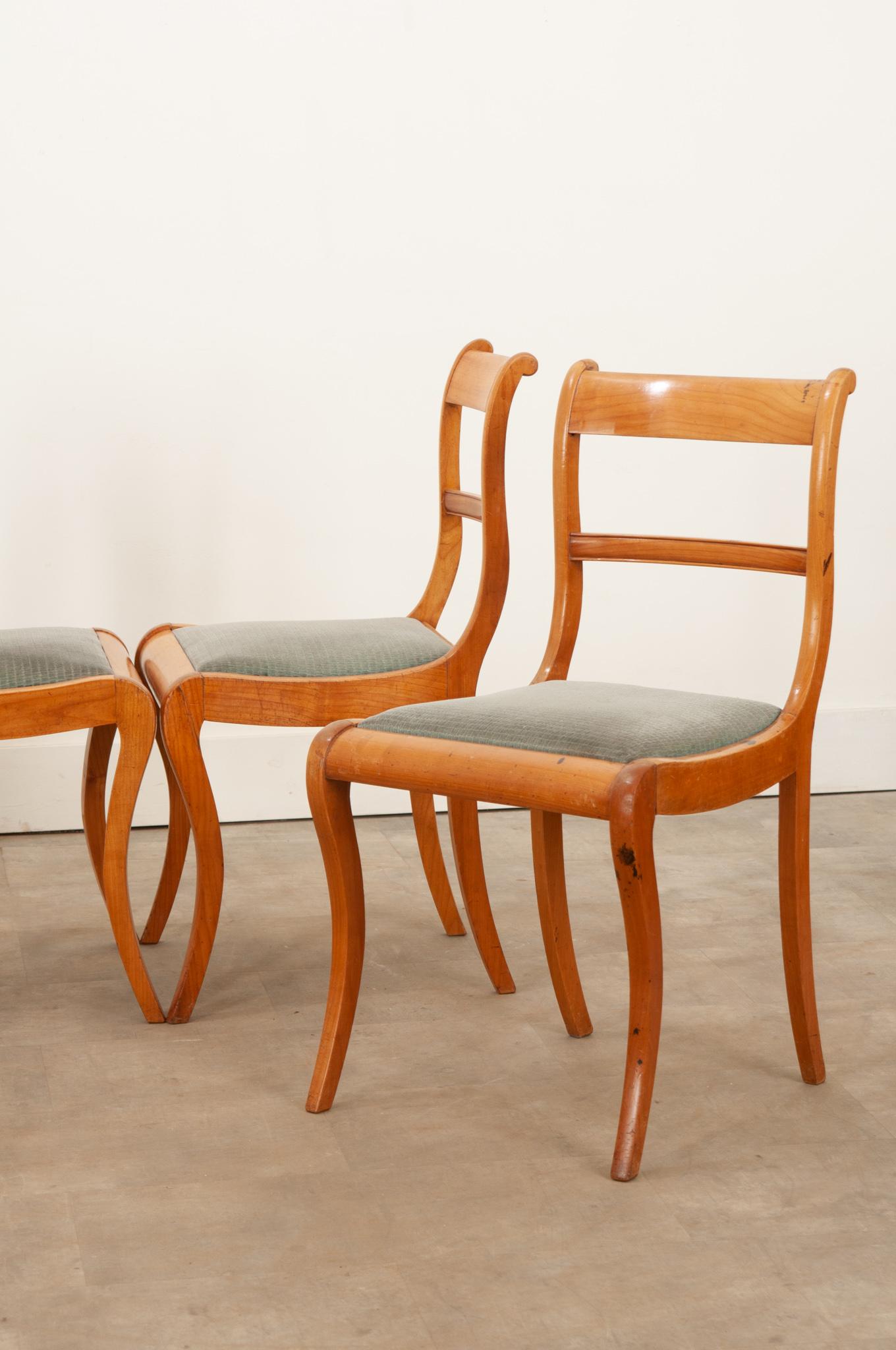 Ensemble de 6 chaises de salle à manger en bois fruitier du milieu du siècle dernier en vente 8