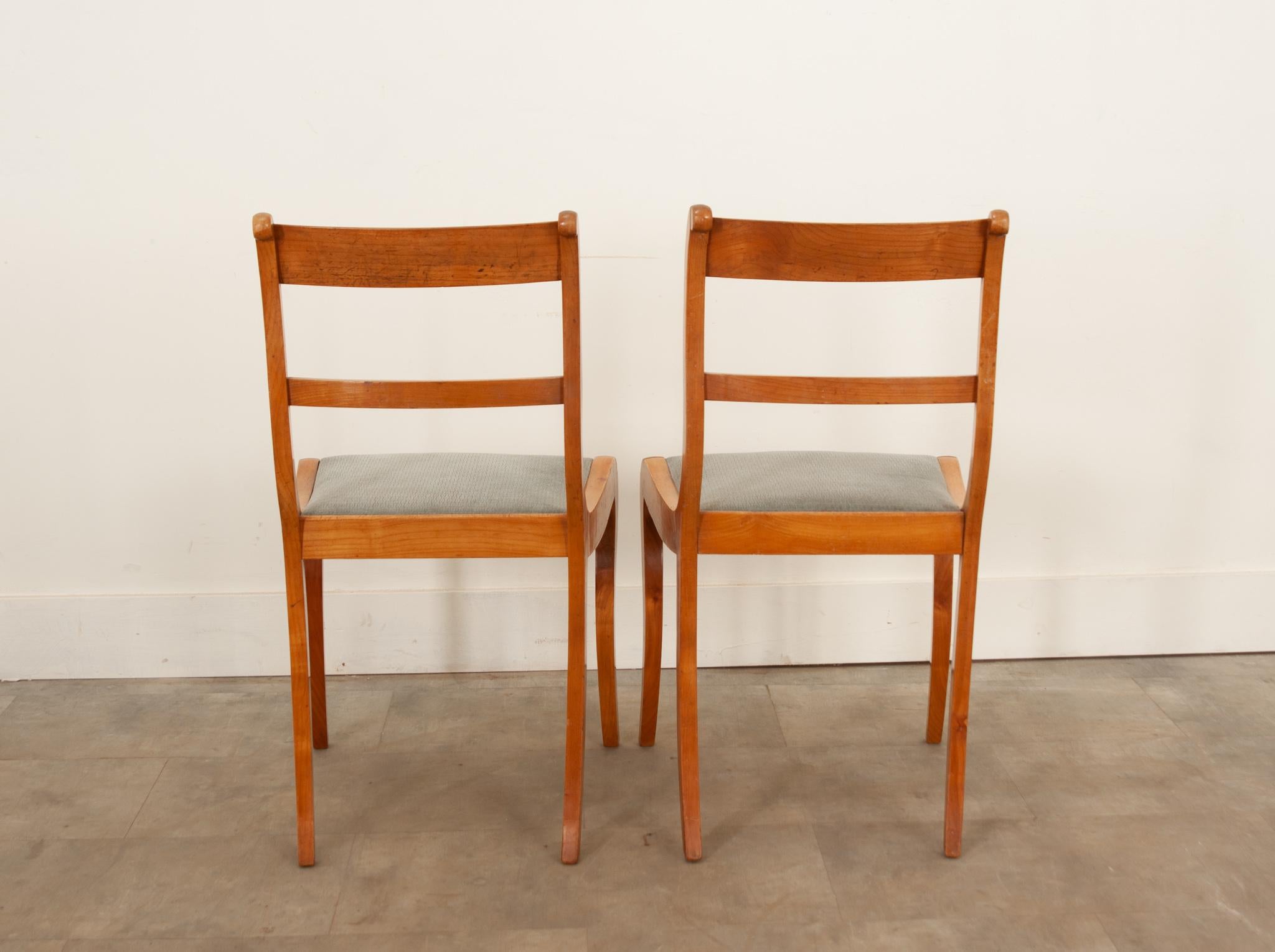 Ensemble de 6 chaises de salle à manger en bois fruitier du milieu du siècle dernier en vente 9