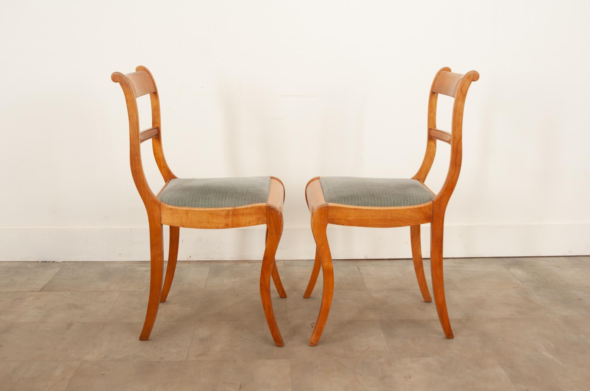 Ensemble de 6 chaises de salle à manger en bois fruitier du milieu du siècle dernier en vente 10