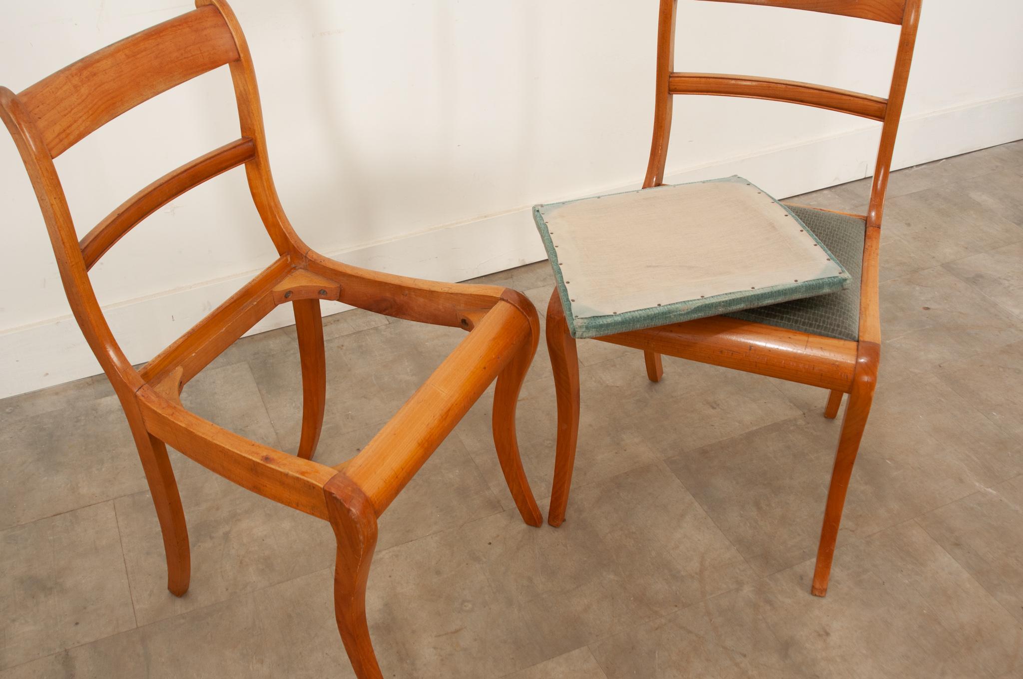 Ensemble de 6 chaises de salle à manger en bois fruitier du milieu du siècle dernier en vente 11