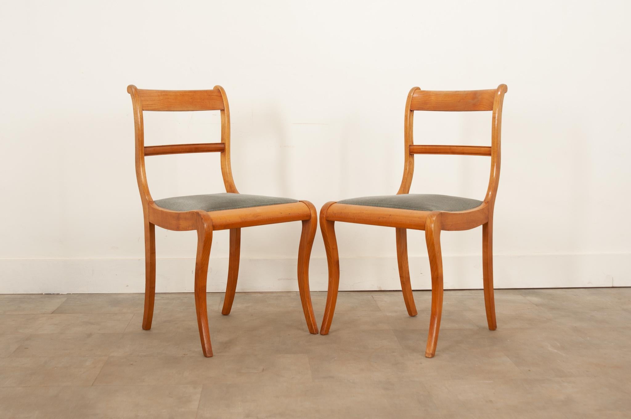 Ensemble de 6 chaises de salle à manger en bois fruitier du milieu du siècle dernier en vente 12