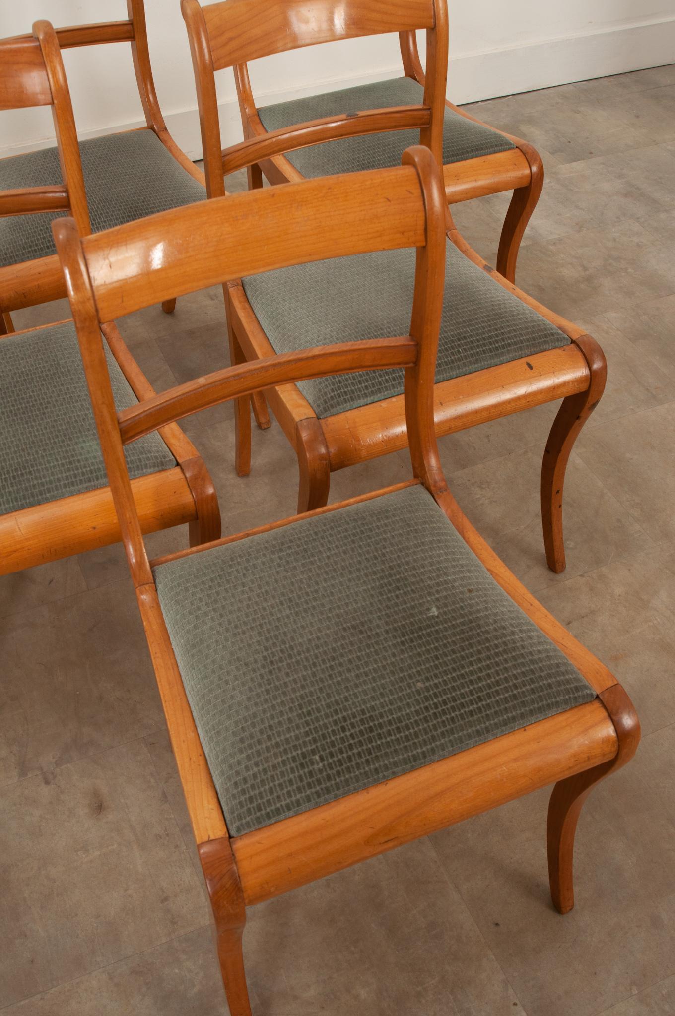 Français Ensemble de 6 chaises de salle à manger en bois fruitier du milieu du siècle dernier en vente