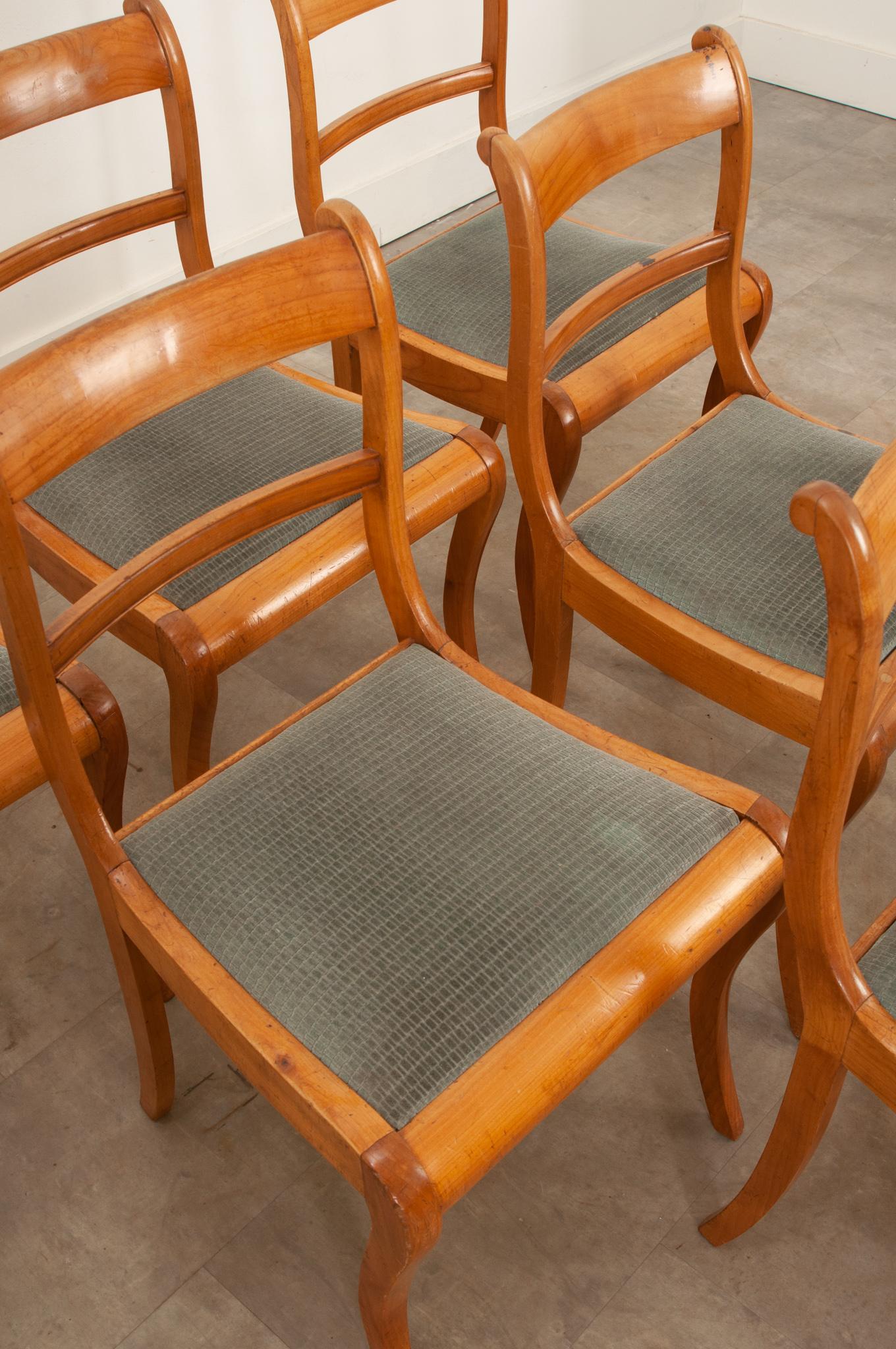 Sculpté Ensemble de 6 chaises de salle à manger en bois fruitier du milieu du siècle dernier en vente