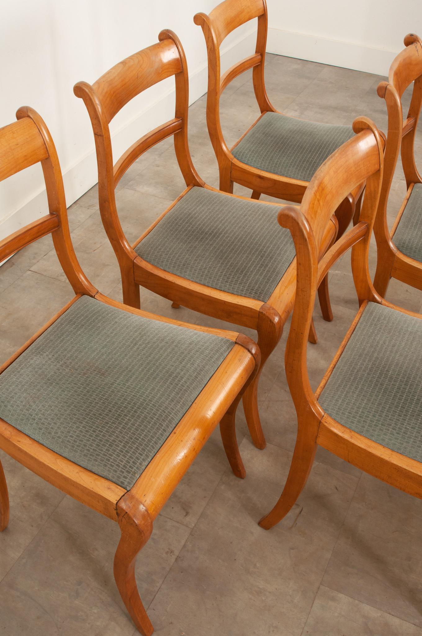 Ensemble de 6 chaises de salle à manger en bois fruitier du milieu du siècle dernier Bon état - En vente à Baton Rouge, LA