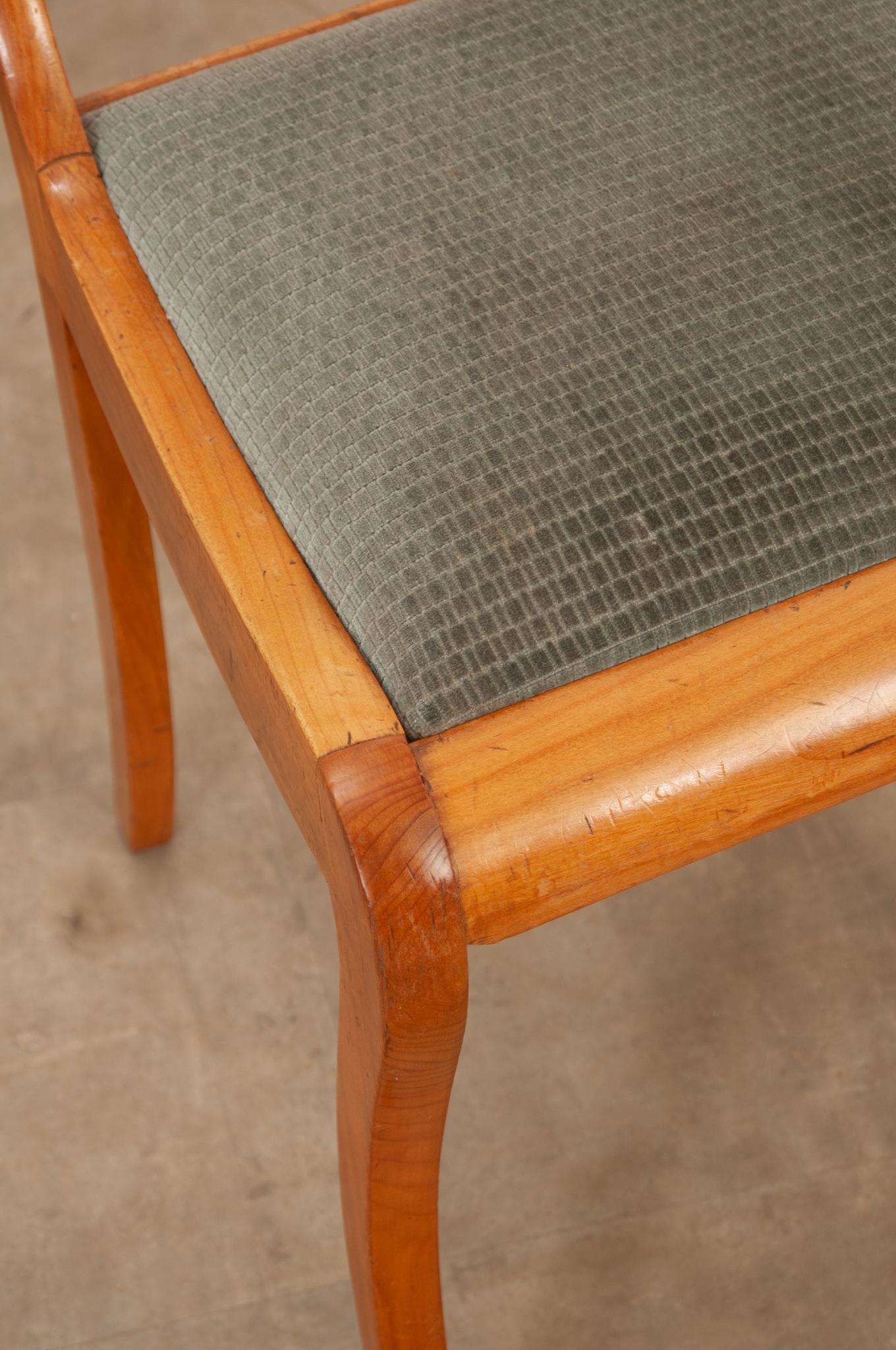 20ième siècle Ensemble de 6 chaises de salle à manger en bois fruitier du milieu du siècle dernier en vente