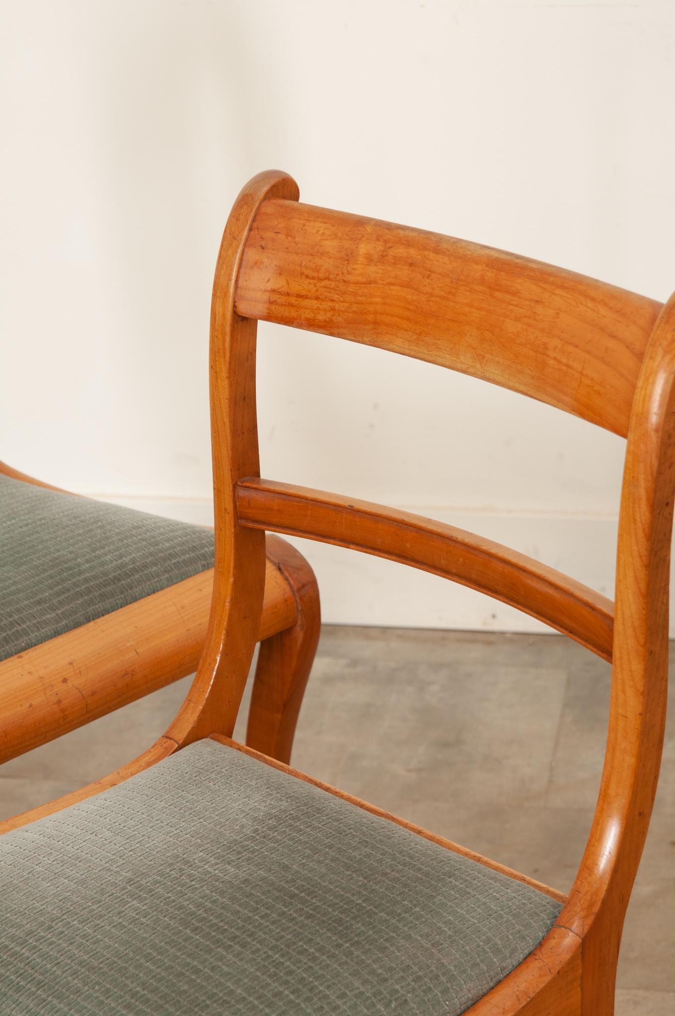 Tissu Ensemble de 6 chaises de salle à manger en bois fruitier du milieu du siècle dernier en vente
