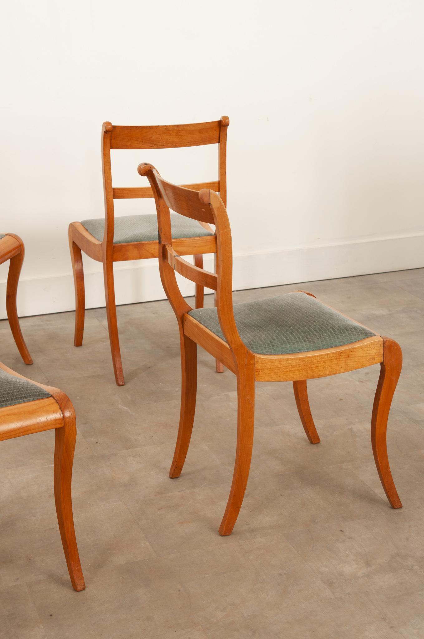Ensemble de 6 chaises de salle à manger en bois fruitier du milieu du siècle dernier en vente 1