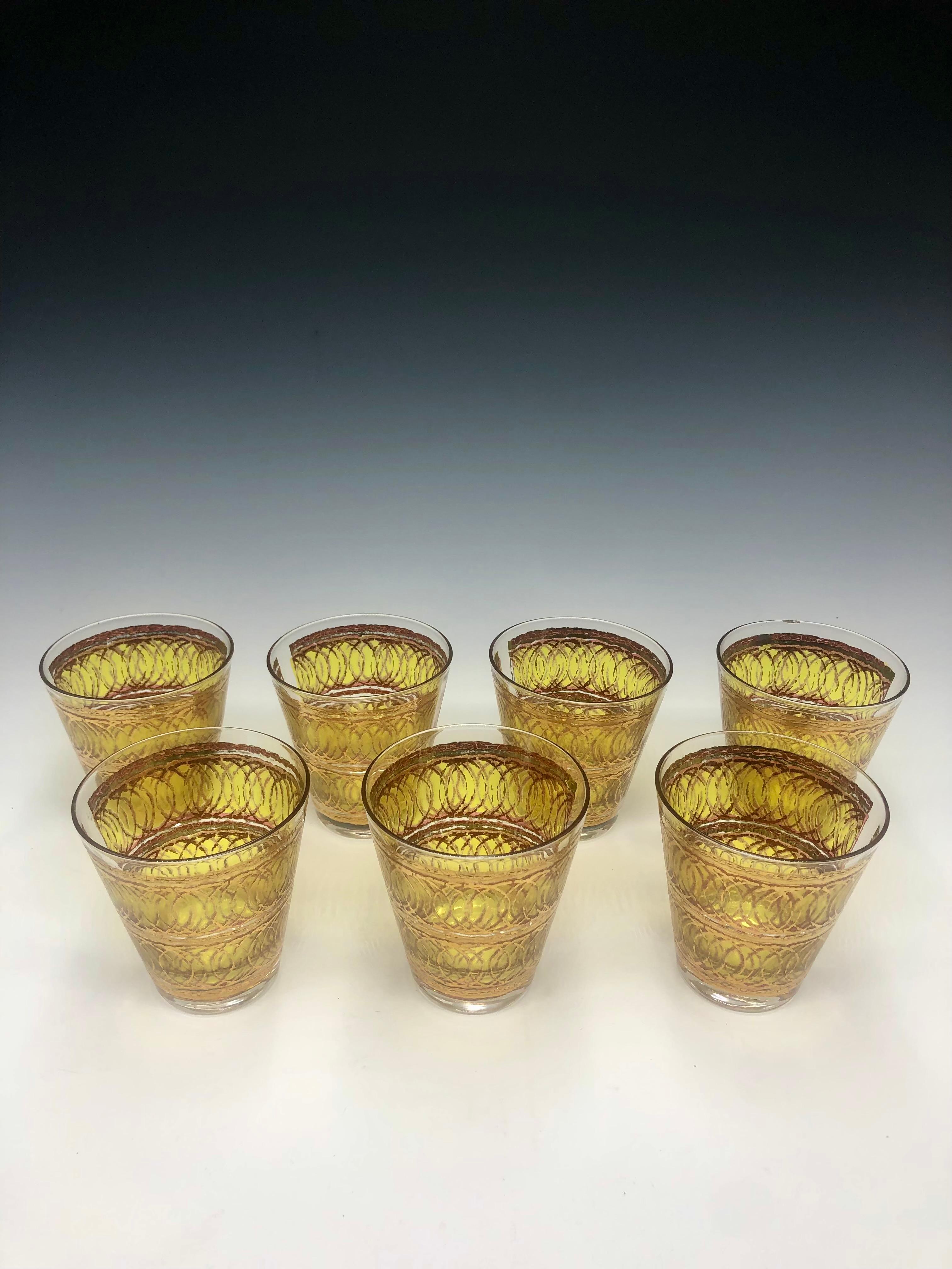 Un ensemble glamour de six verres à pied modernes du milieu du siècle par Georges Briard, célèbre pour ses conceptions audacieuses et opulentes de la verrerie. Chaque verre présente une base jaune lumineuse avec un décor complexe de treillis en or