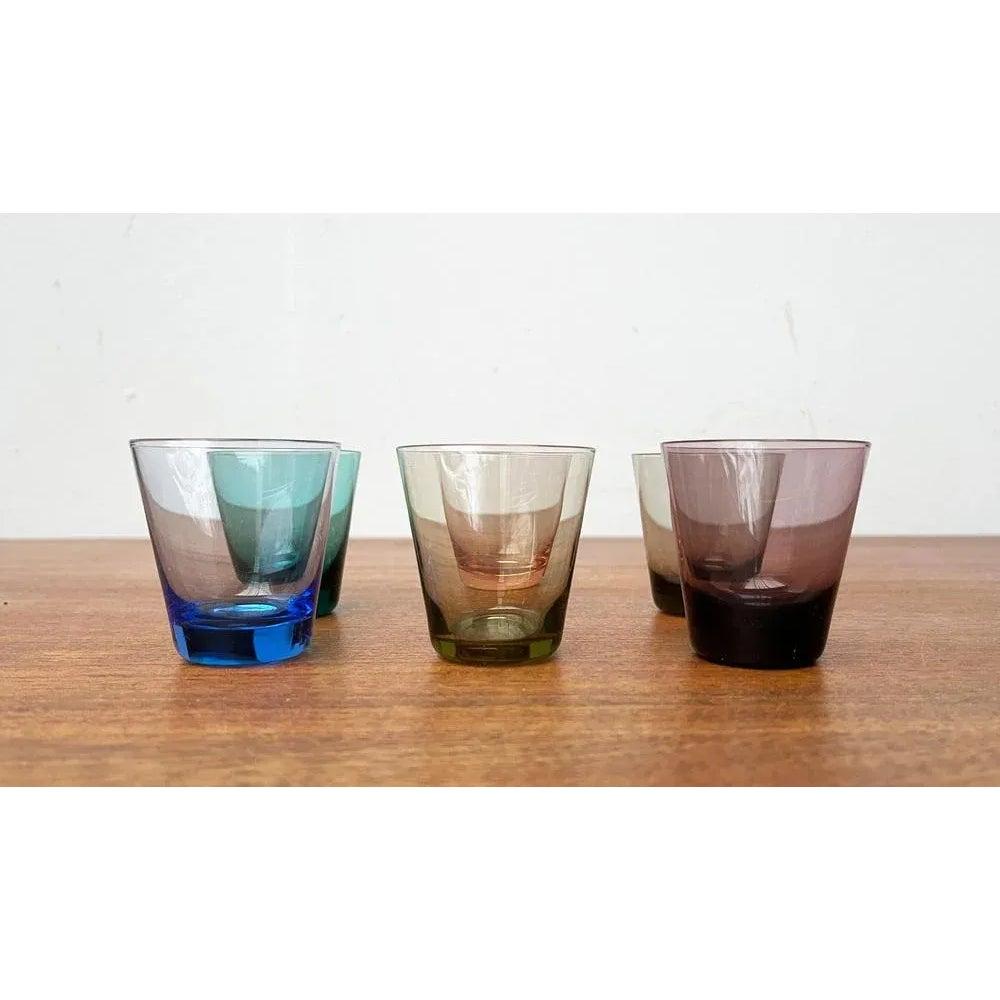 Mitte des Jahrhunderts deutsche bunte Schnapsgläser, 1960er Jahre, Satz von 6, in sehr gutem Zustand. Entworfen 1960 bis 1969

Zusätzliche Informationen:
MATERIALIEN: Glas
Farbe: Blau
Stile: Moderne Mitte des Jahrhunderts
Herkunftsland: