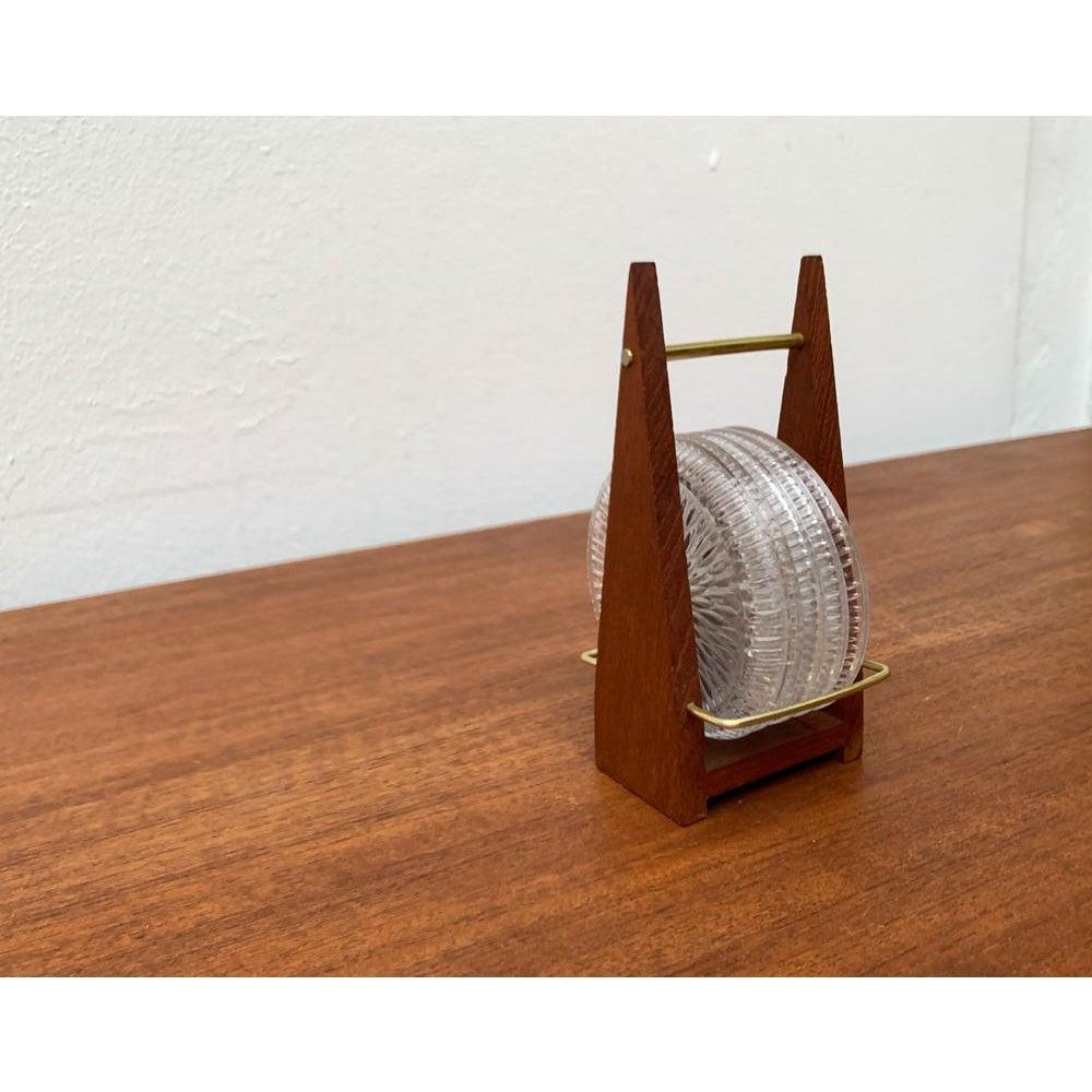 Mid-Century Modern Ensemble de 6 dessous de verre en cristal de plomb allemand du milieu du siècle dans un plateau en teck, années 1960 en vente