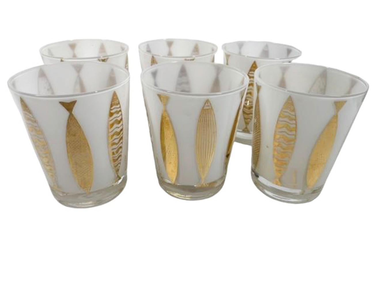 Set di sei bicchieri Fred Press doppi in vetro trasparente smerigliato bianco all'interno con pesci dorati all'esterno, posizionati verticalmente e rivolti alternativamente verso l'alto o verso il basso e con motivi diversi.
