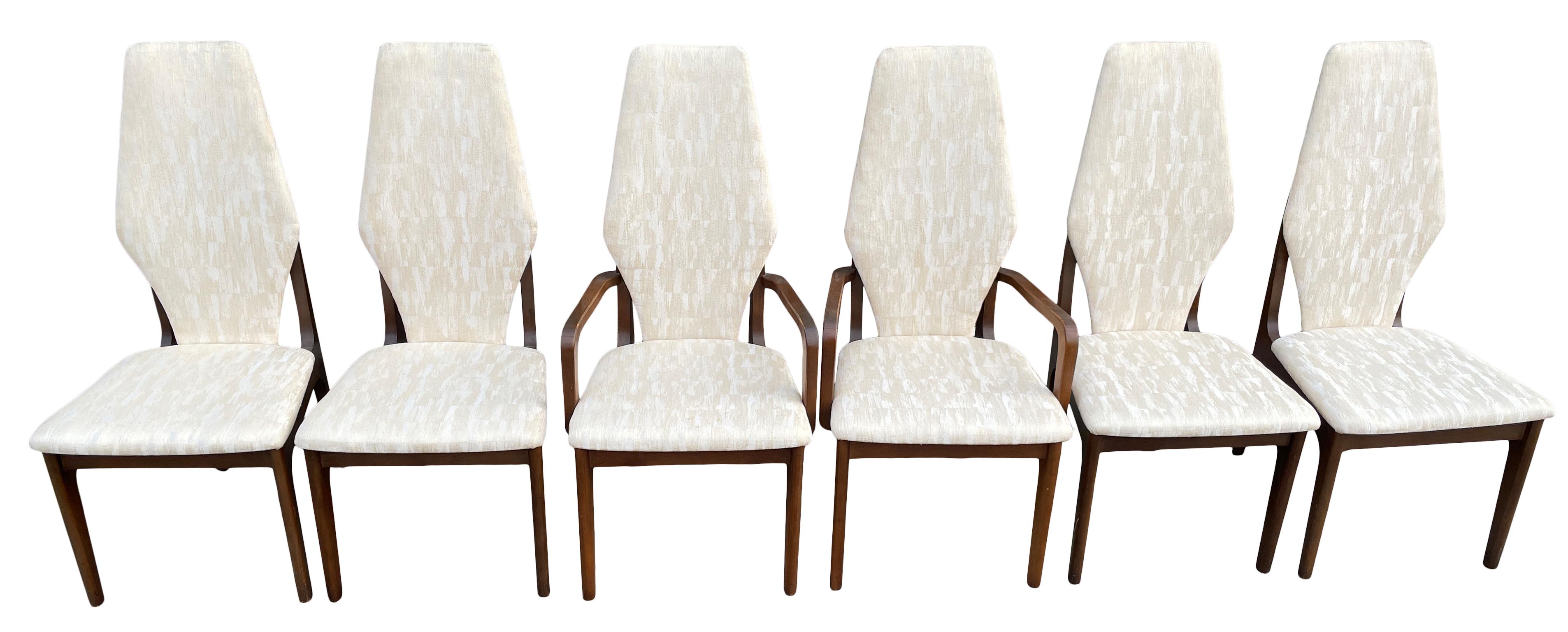 Ensemble de 6 chaises de table de salle à manger en noyer à haut dossier style Adrian Pearsall - Bon état Vintage chaises solides - montre peu de signes d'utilisation et d'usure - tapisserie texturée blanc cassé en bon état ou les faire re-tapisser.