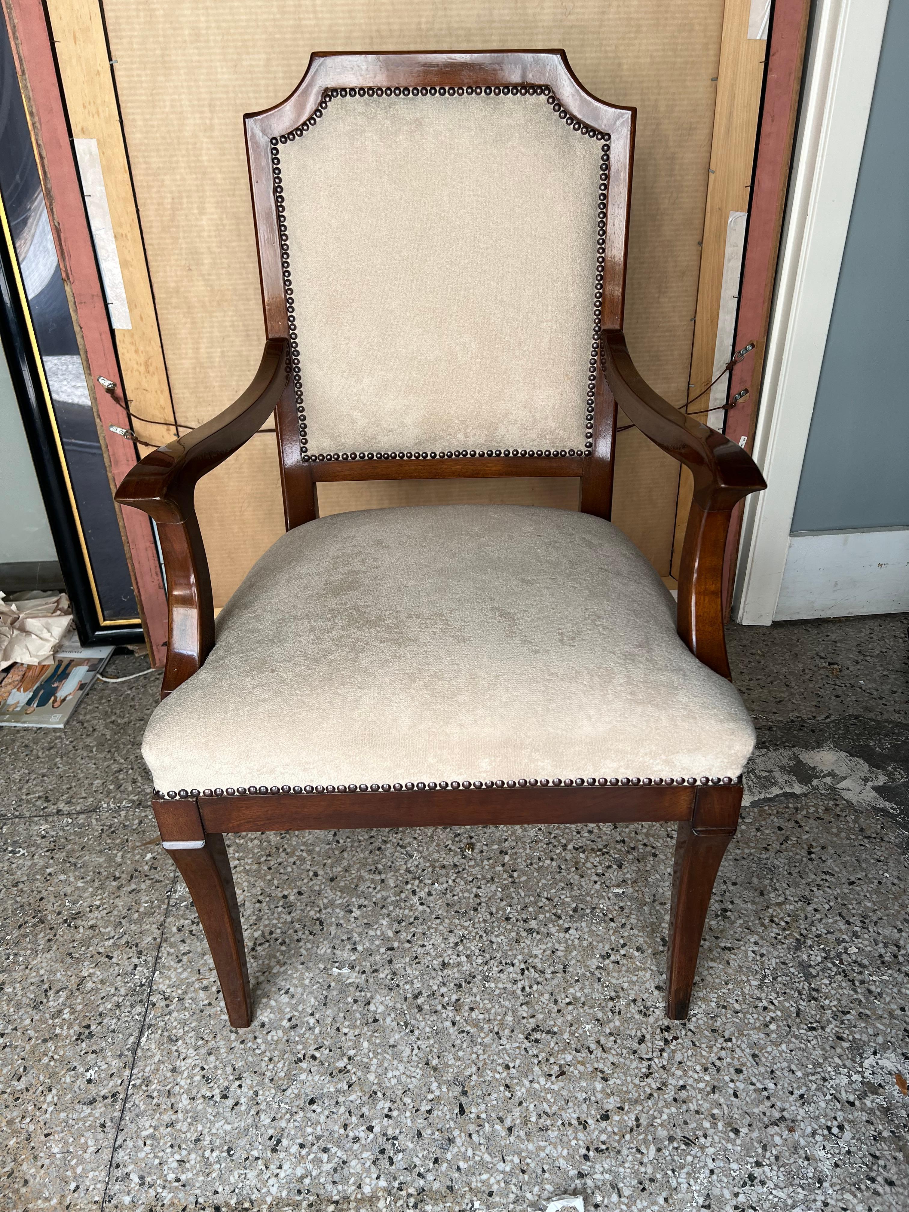 Set di 6 sedie da pranzo ungheresi del Medioevo

Set di 6 poltrone, 2 con braccioli, in legno di noce. Rivestito di recente e impreziosito da chiodi decorativi. 

Ungheria, 1950 ca.
Le condizioni sono molto buone, restaurate
20 