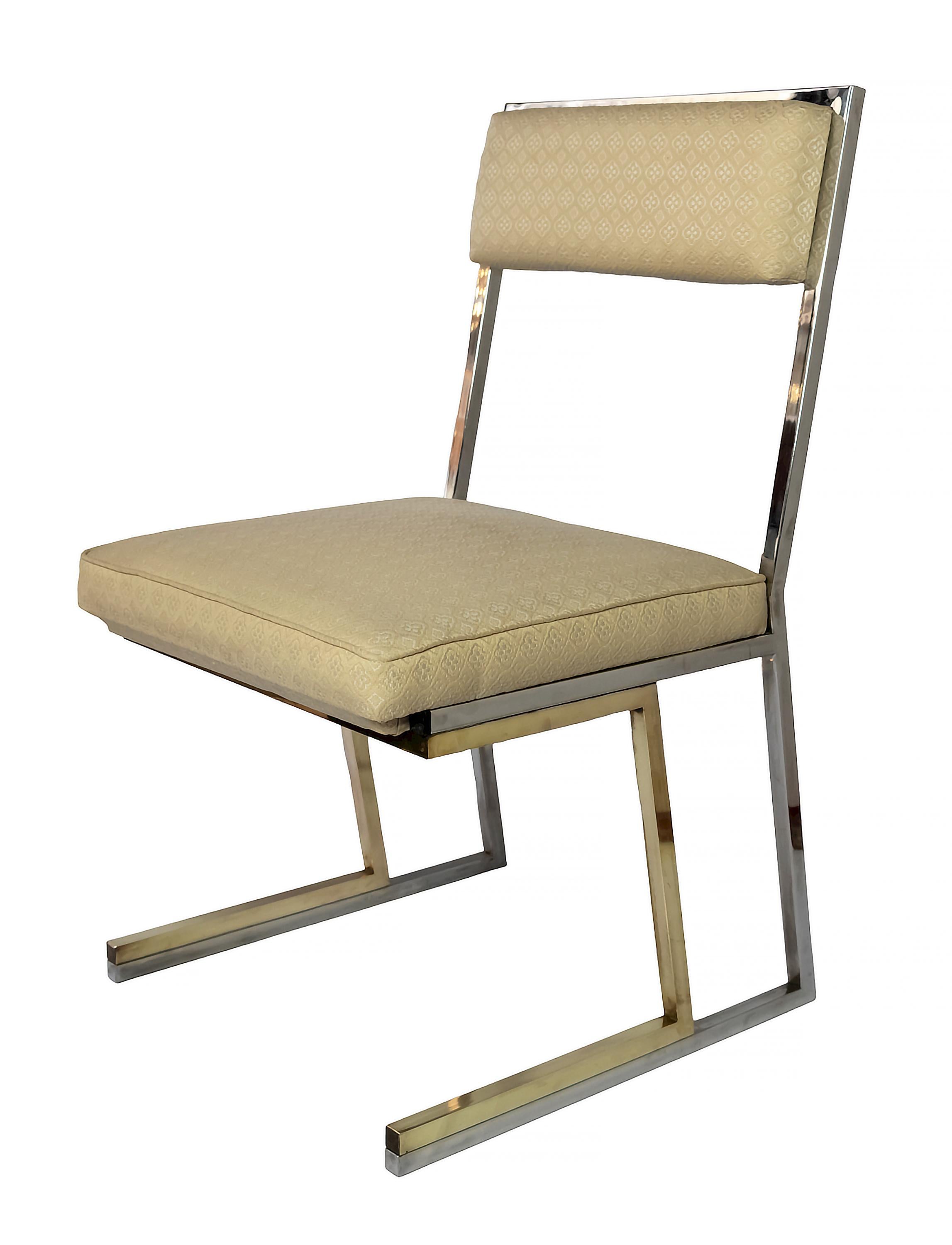 Structure italienne du milieu du siècle en laiton et chrome avec des chaises en textile blanc/crème par Romeo Rega des années 1970.
Très confortable.
Le métal est en très bon état et le textile est très propre comme jamais utilisé.
Signé Romeo