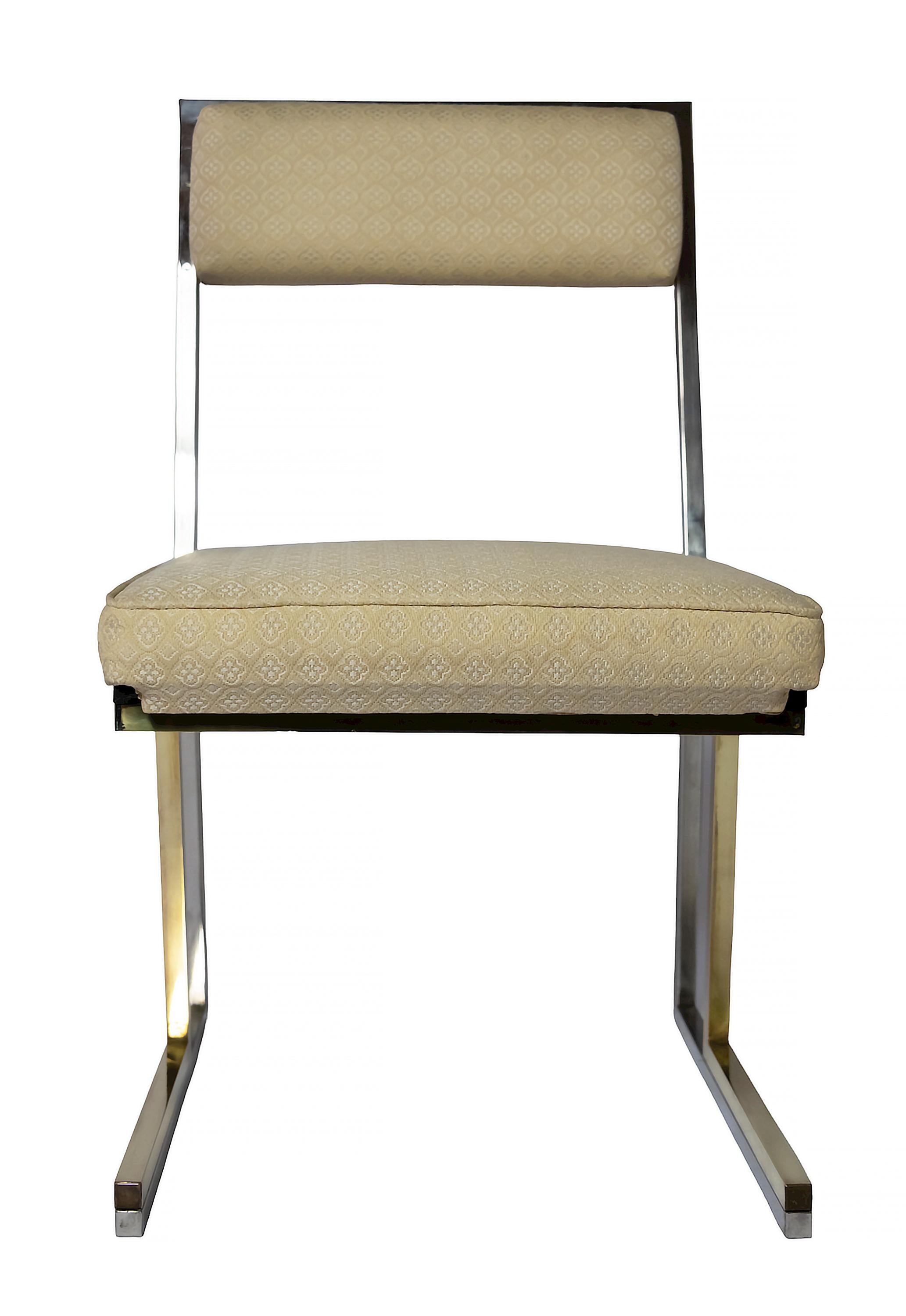 Satz von 6 italienischen Stühlen aus Messing, Chrom und Textilien aus der Mitte des Jahrhunderts, signiert Romeo Rega (20. Jahrhundert) im Angebot