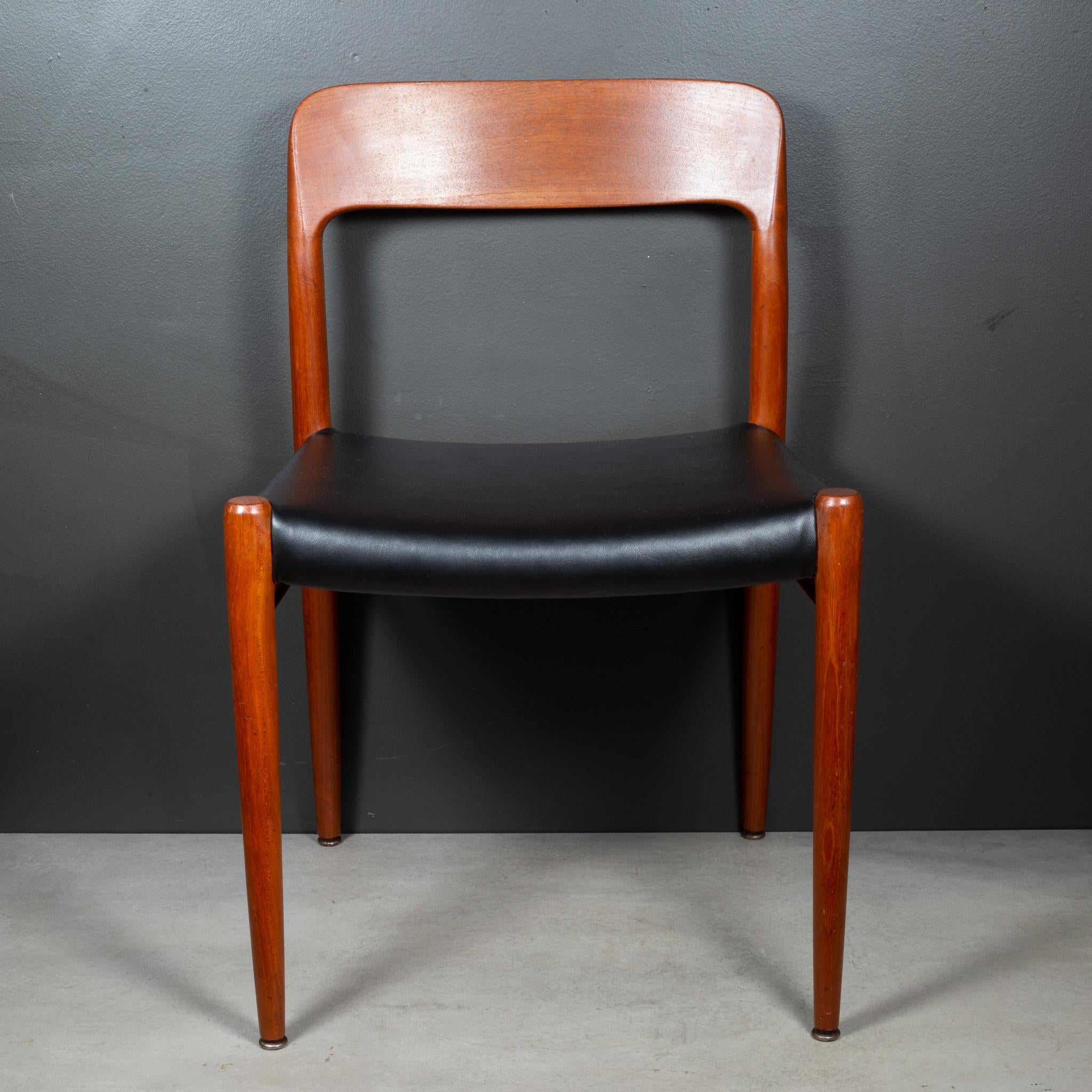 Set di 6 pezzi di J.L.A. di metà secolo. Sedie da pranzo in teak massiccio Moller Model #75 c.1960 in vendita 3