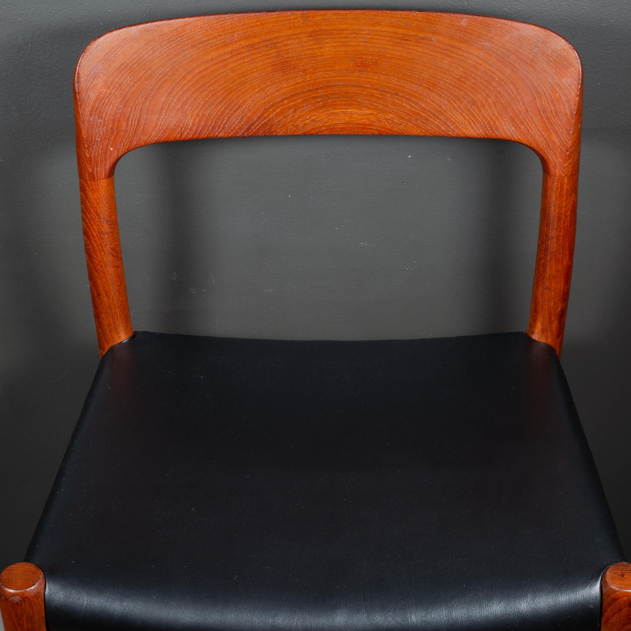 Set di 6 pezzi di J.L.A. di metà secolo. Sedie da pranzo in teak massiccio Moller Model #75 c.1960 in vendita 6