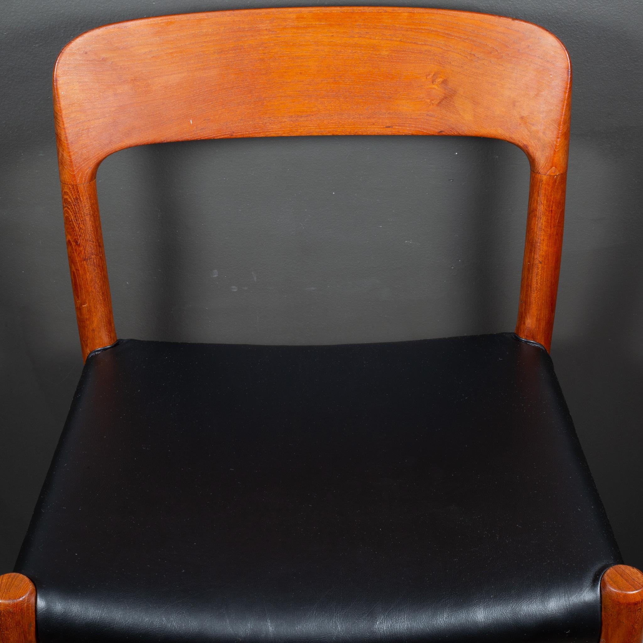 Set di 6 pezzi di J.L.A. di metà secolo. Sedie da pranzo in teak massiccio Moller Model #75 c.1960 in vendita 9