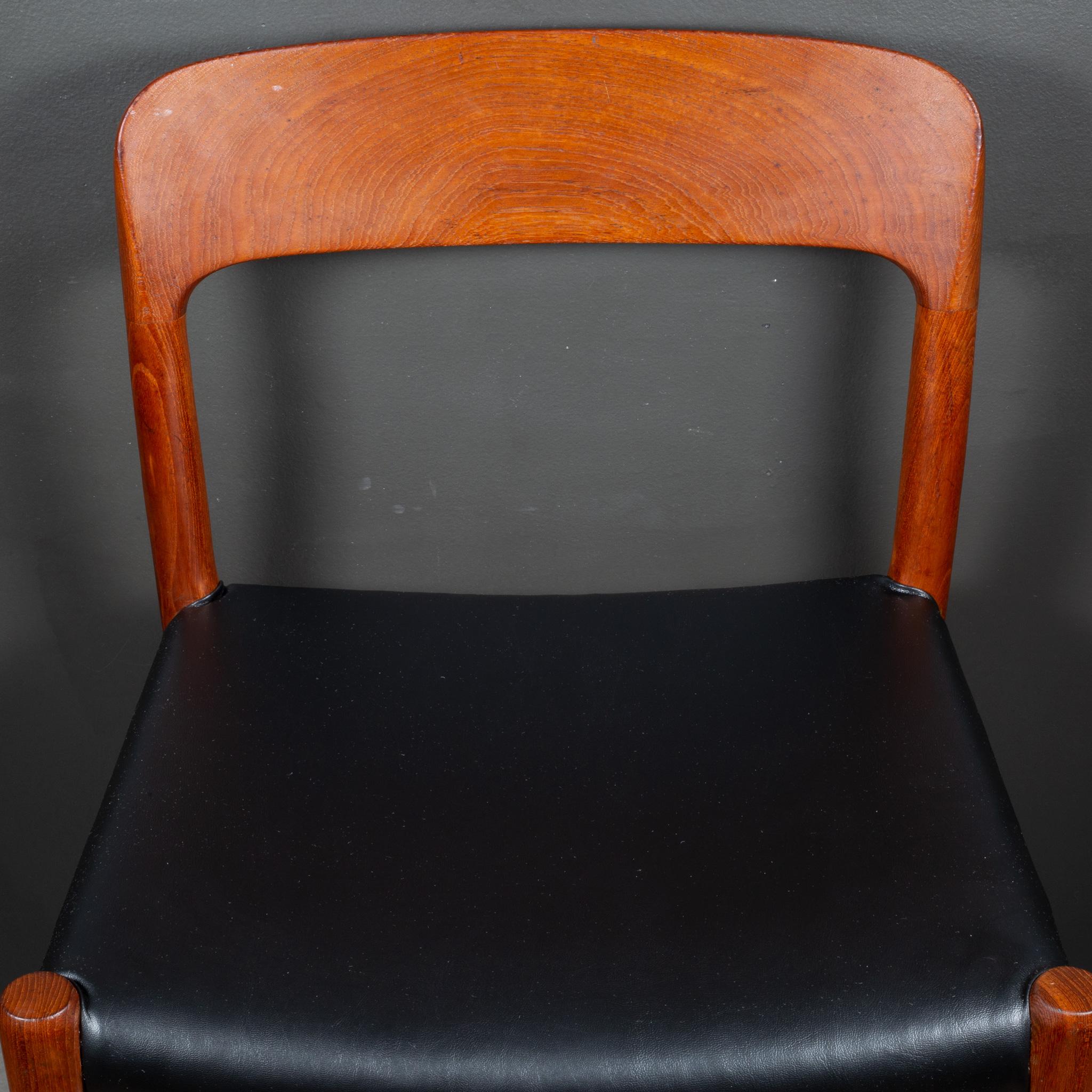 Set di 6 pezzi di J.L.A. di metà secolo. Sedie da pranzo in teak massiccio Moller Model #75 c.1960 in vendita 10