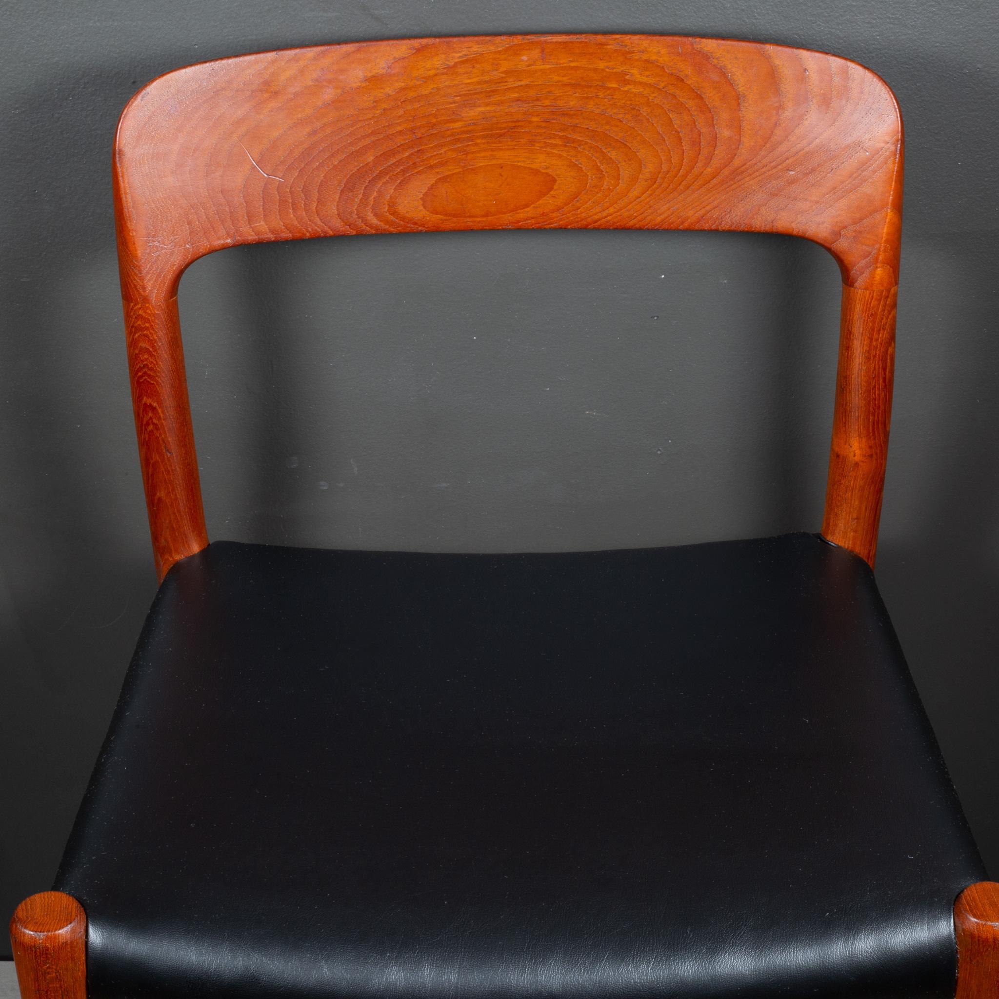 Set di 6 pezzi di J.L.A. di metà secolo. Sedie da pranzo in teak massiccio Moller Model #75 c.1960 in vendita 11