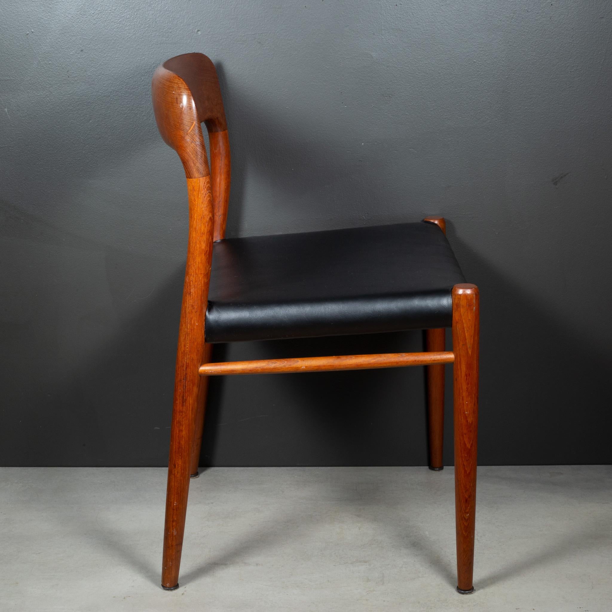 XX secolo Set di 6 pezzi di J.L.A. di metà secolo. Sedie da pranzo in teak massiccio Moller Model #75 c.1960 in vendita