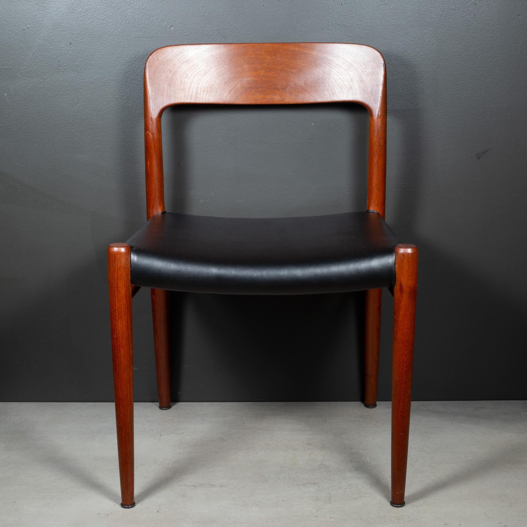 Set di 6 pezzi di J.L.A. di metà secolo. Sedie da pranzo in teak massiccio Moller Model #75 c.1960 in vendita 2