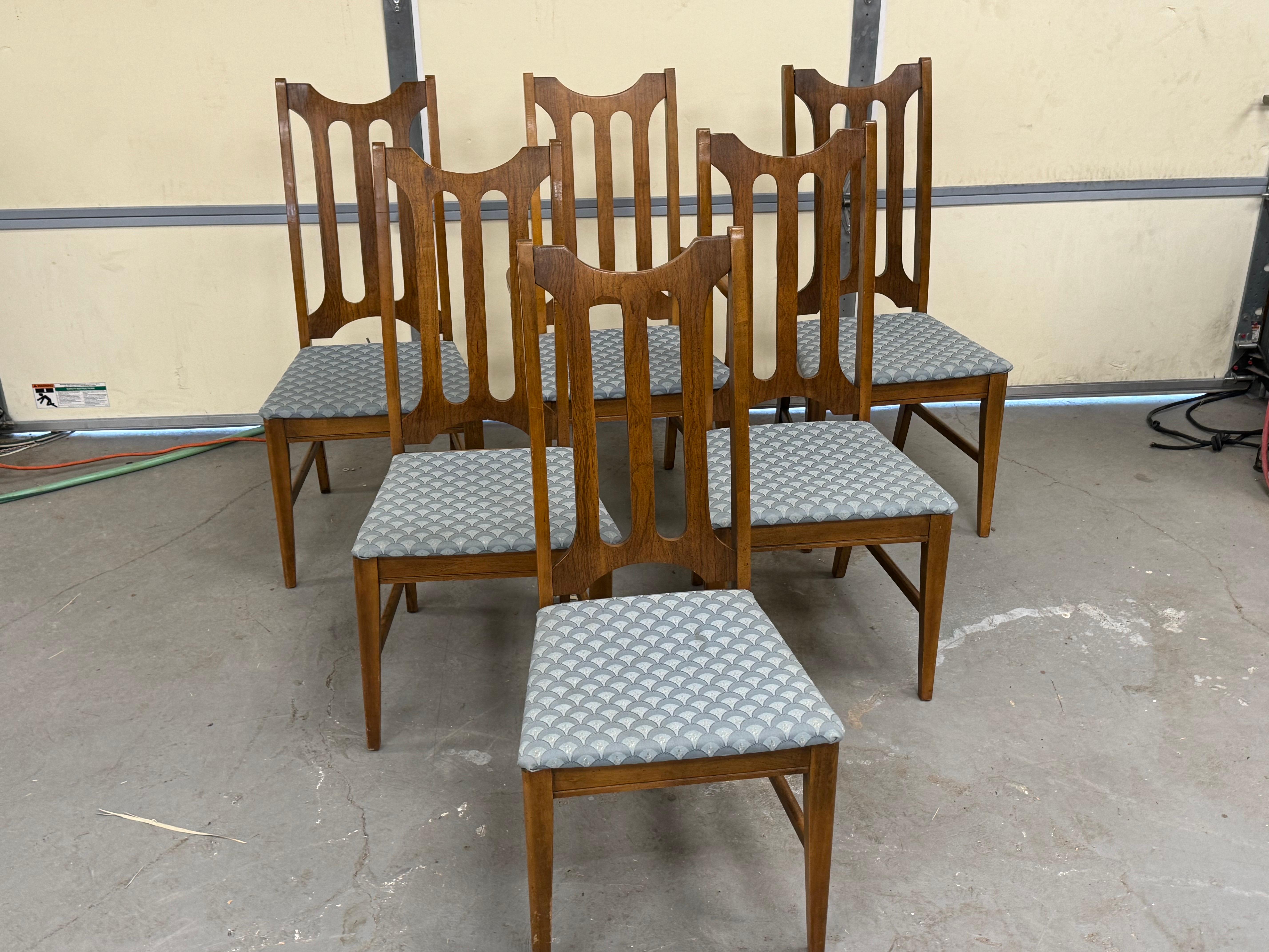 Set of 6 Mid-Century Modern Bassett Prestige Walnut Dining Chairs In Fair Condition In Wilmington, DE