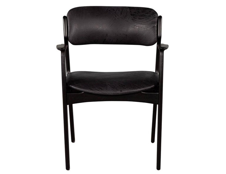 Set of 6 Mid-Century Modern black leather dining chairs. Fully restored in an ebonized finish and upholstered in a patterned black leather.

Price includes complimentary scheduled curb side delivery service to the continental USA.

Measures: Arm