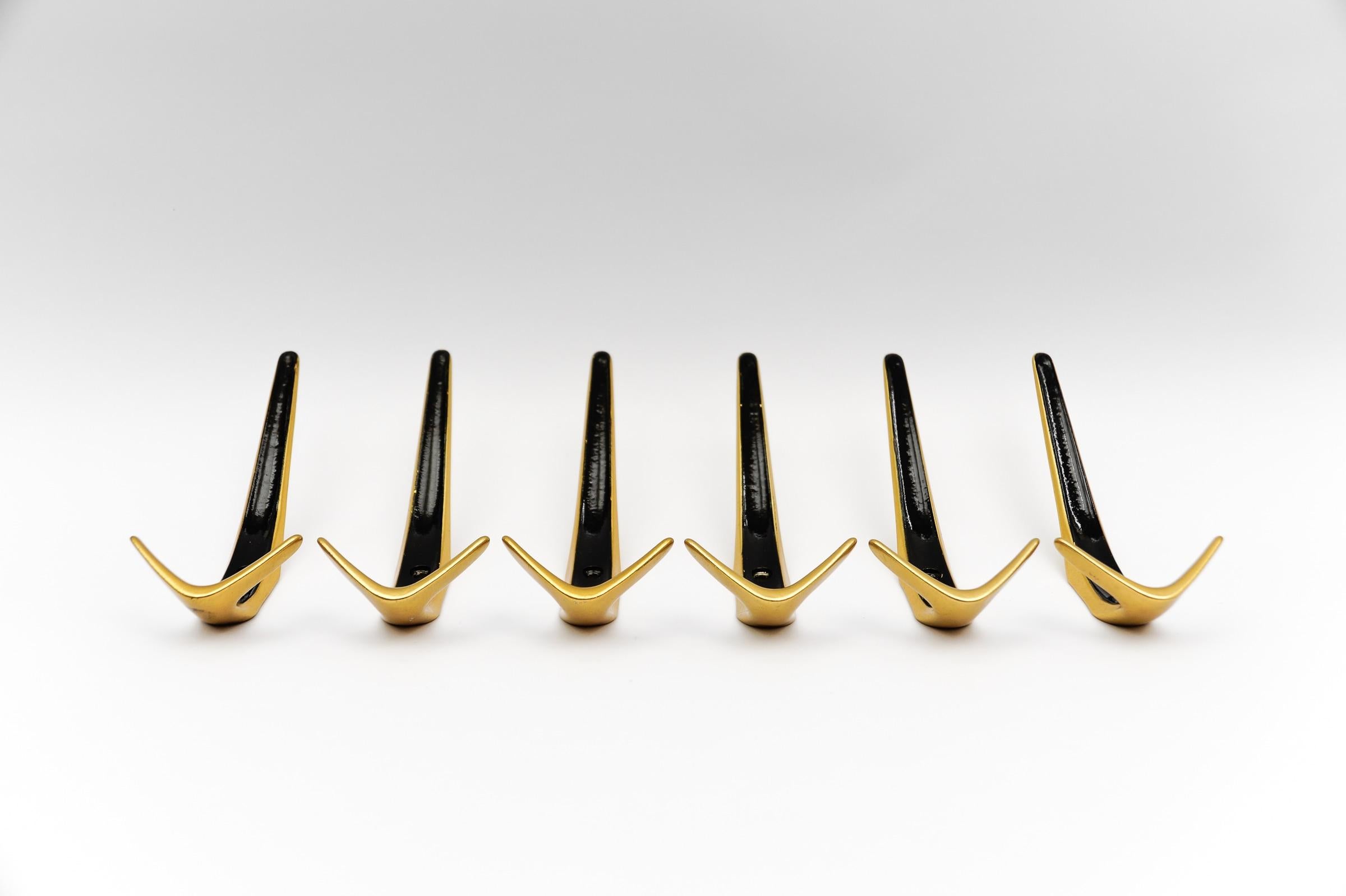 The great thing about the individual hooks is that they can be individually attached to the wall in a wide variety of constellations.


