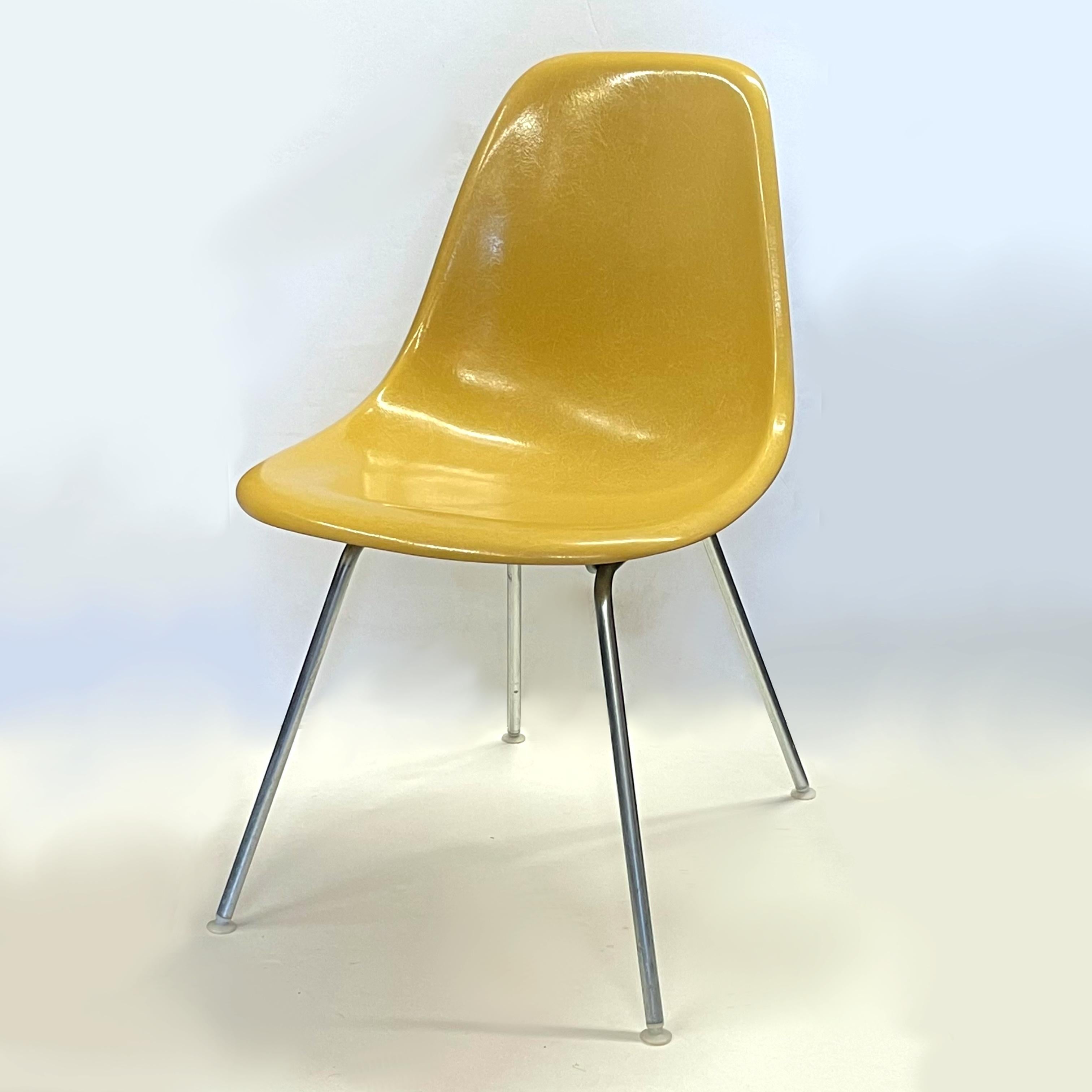 Fantastic set of original vintage fiberglass shell chairs by Charles & Ray Eames for Herman Miller. Chairs feature a rare 