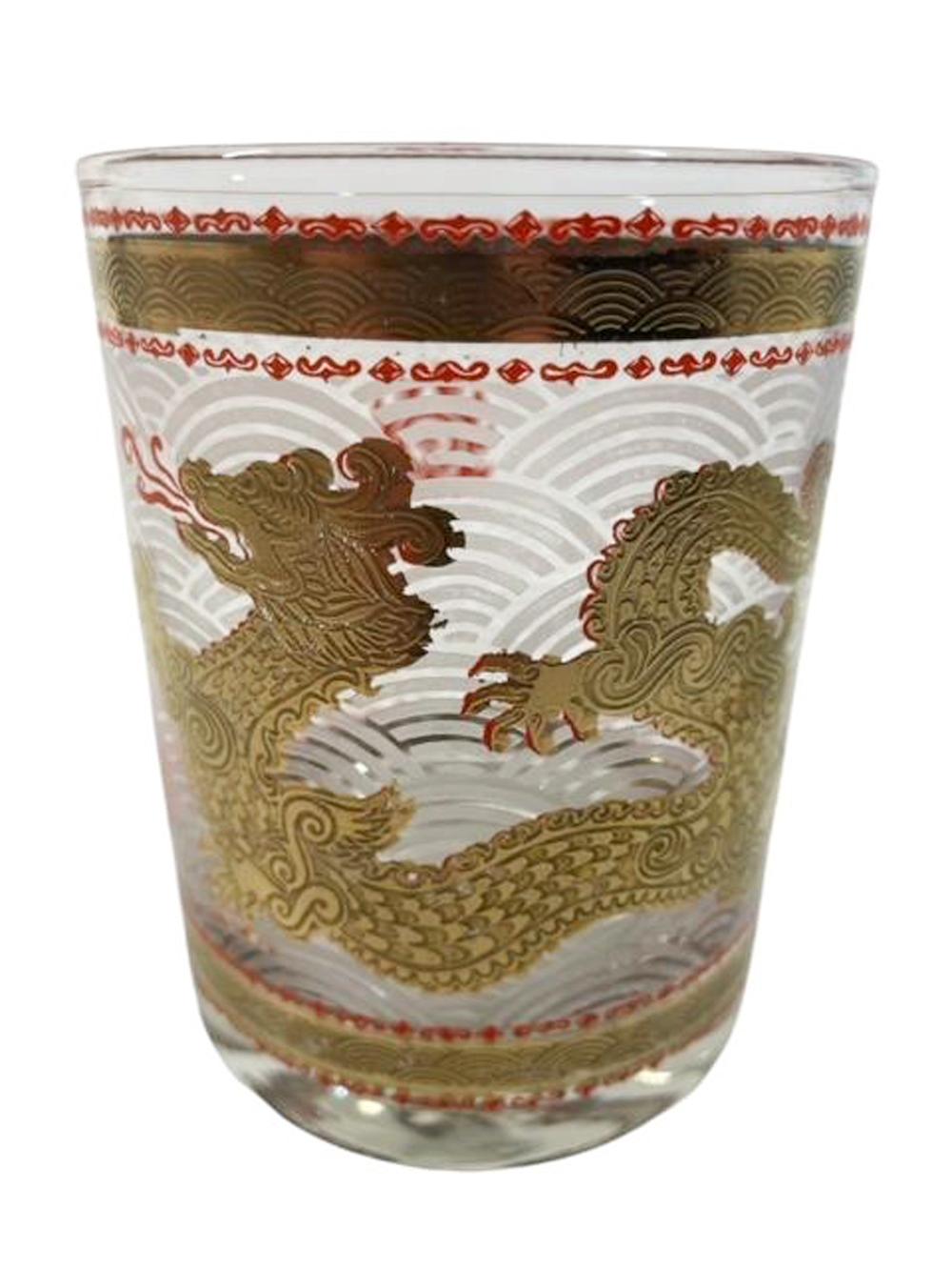 Set aus sechs Vintage-Steingläsern mit Drachen aus 22-karätigem Gold und orangefarbener Emaille auf der Suche nach der Perle der Weisheit auf einem Grund aus weißen, mattierten, stilisierten Wolken in einem Fächermuster zwischen Bändern aus Gold und