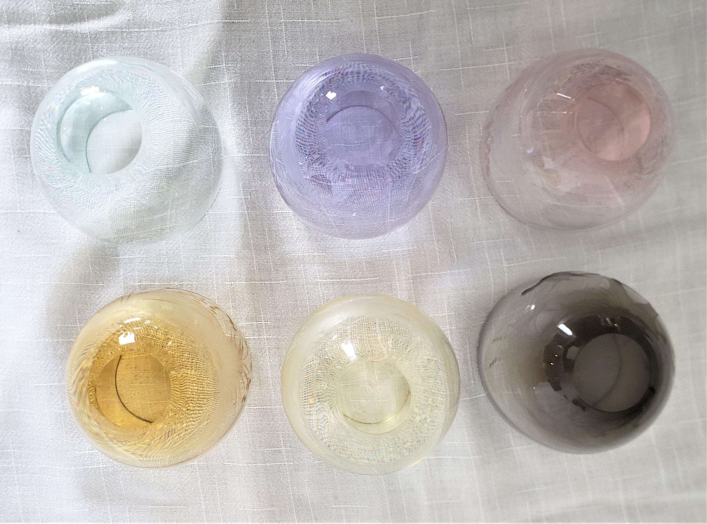 Ensemble de 6 verres de bar en cristal buriné coloré et gravé, de style mi-siècle moderne, avec boîte en vente 2