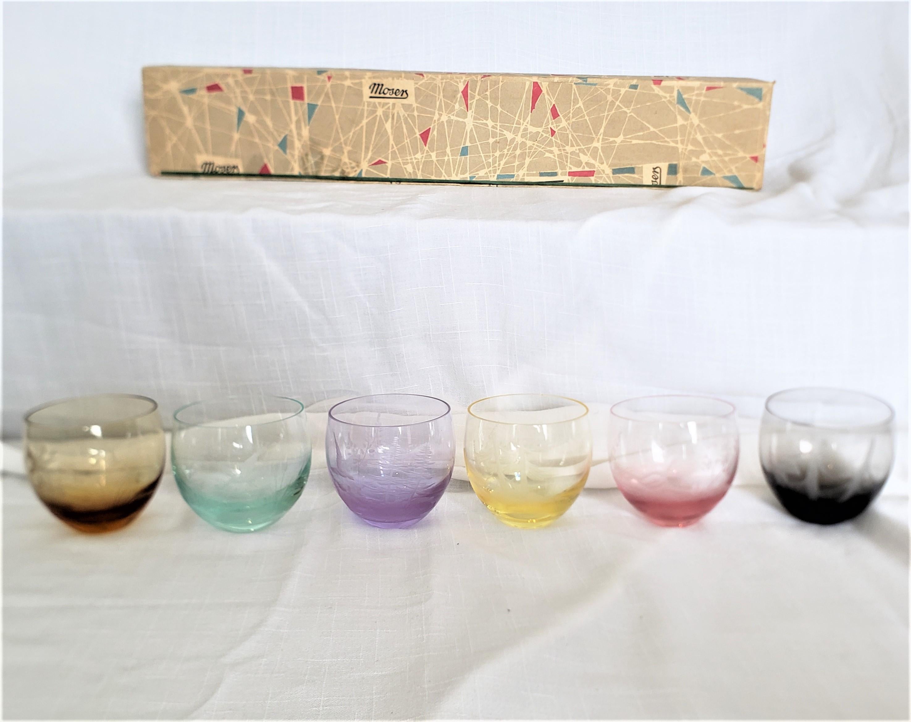Tchèque Ensemble de 6 verres de bar en cristal buriné coloré et gravé, de style mi-siècle moderne, avec boîte en vente